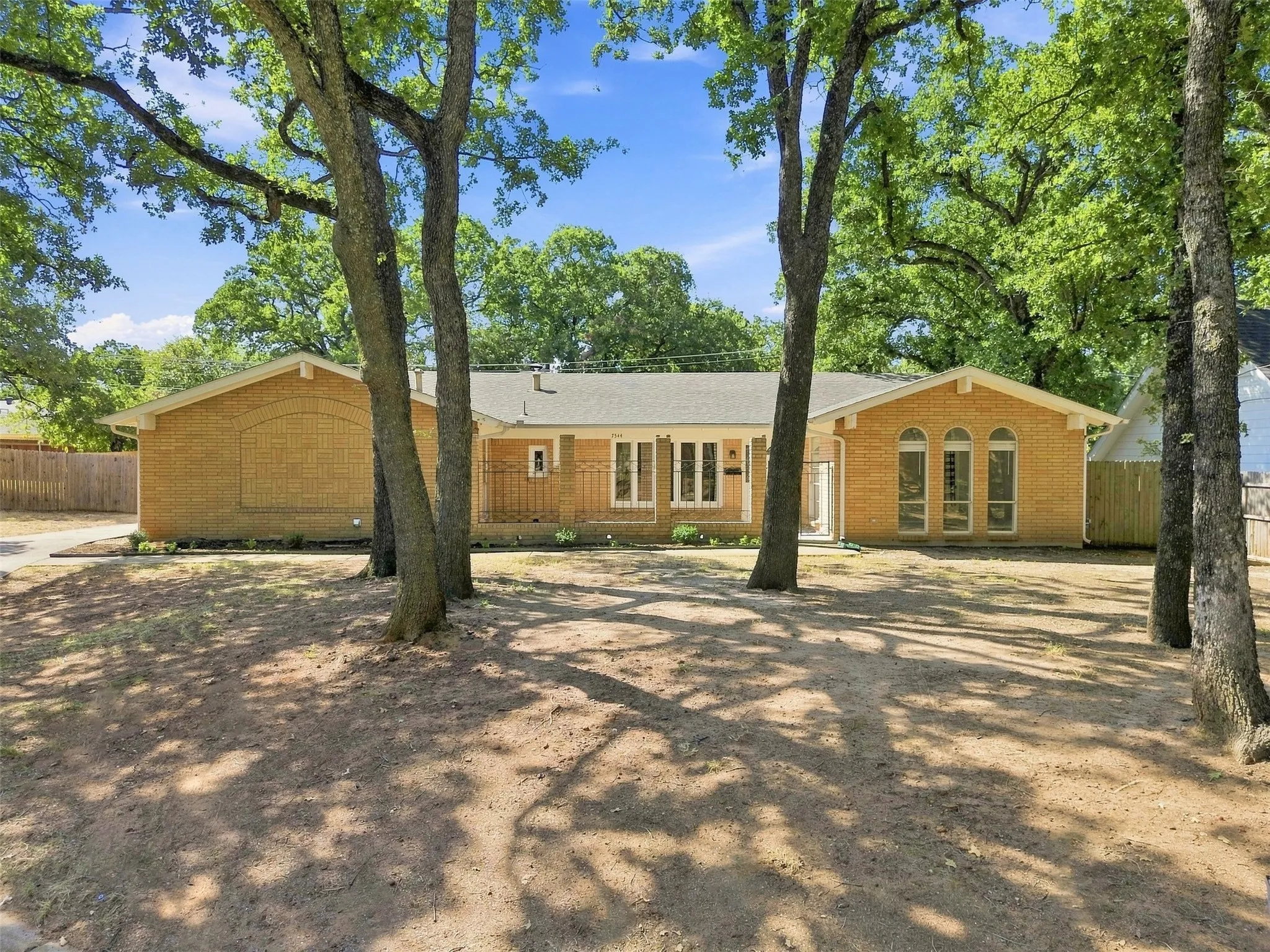 Single Family Residence For Sale in Tarrant County , 7544 Monterrey Drive, Fort Worth, Texas 76112, 4 Bedroom, 2 Bathroom, 2 Garage spaces, 2,099 Sqft, built in 1966, mls#21383983, Real Estate Agent in Fort Worth, Homes For Sale in Tarrant county, Homes For Sale in Fort Worth, Realtor in Fort Worth Texas, Real Estate Brokerage Independent Realty Texas, Luminita Cordes Realtor