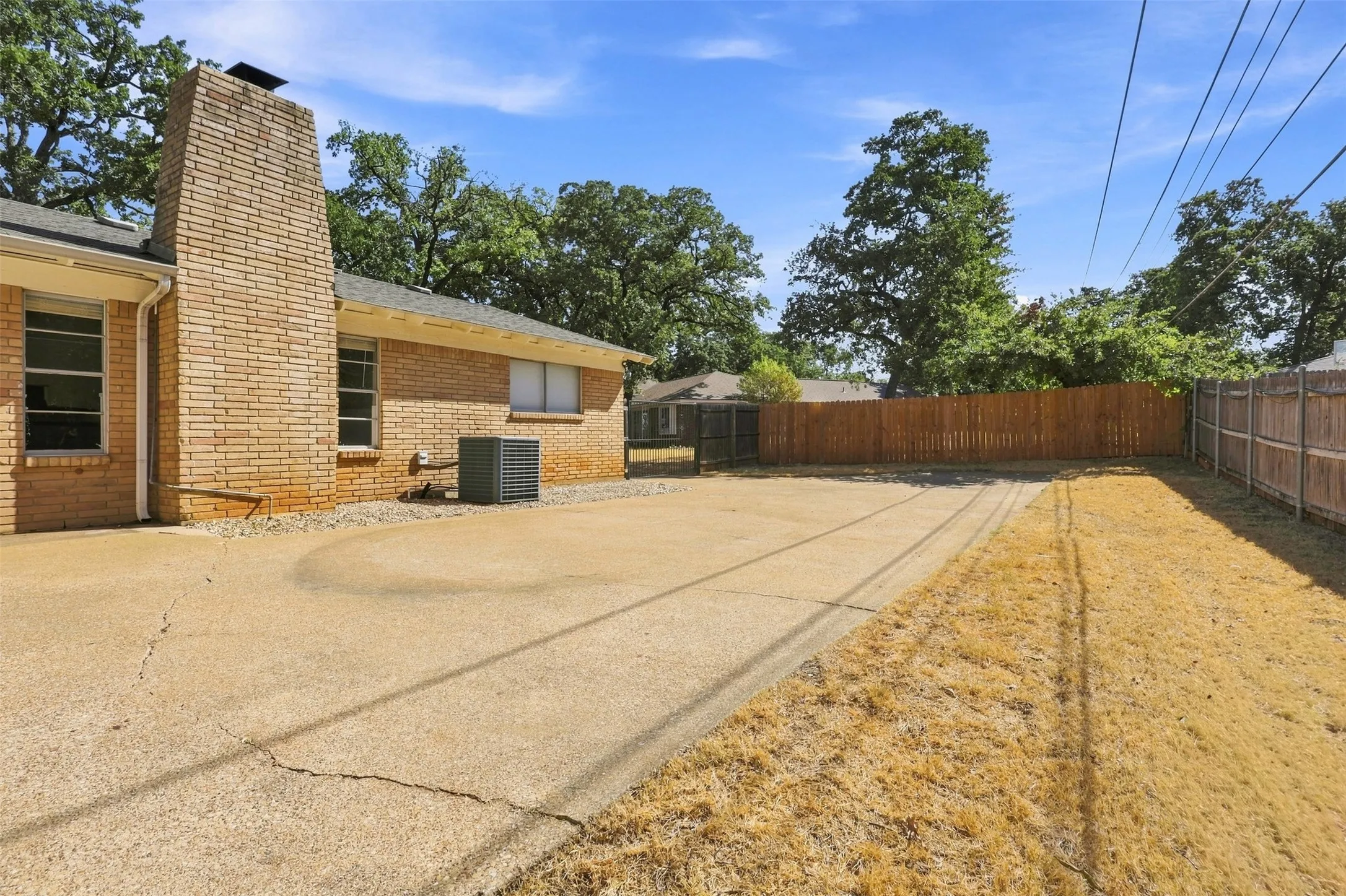 Single Family Residence For Sale in Tarrant County , 7544 Monterrey Drive, Fort Worth, Texas 76112, 4 Bedroom, 2 Bathroom, 2 Garage spaces, 2,099 Sqft, built in 1966, mls#21383983, Real Estate Agent in Fort Worth, Homes For Sale in Tarrant county, Homes For Sale in Fort Worth, Realtor in Fort Worth Texas, Real Estate Brokerage Independent Realty Texas, Luminita Cordes Realtor