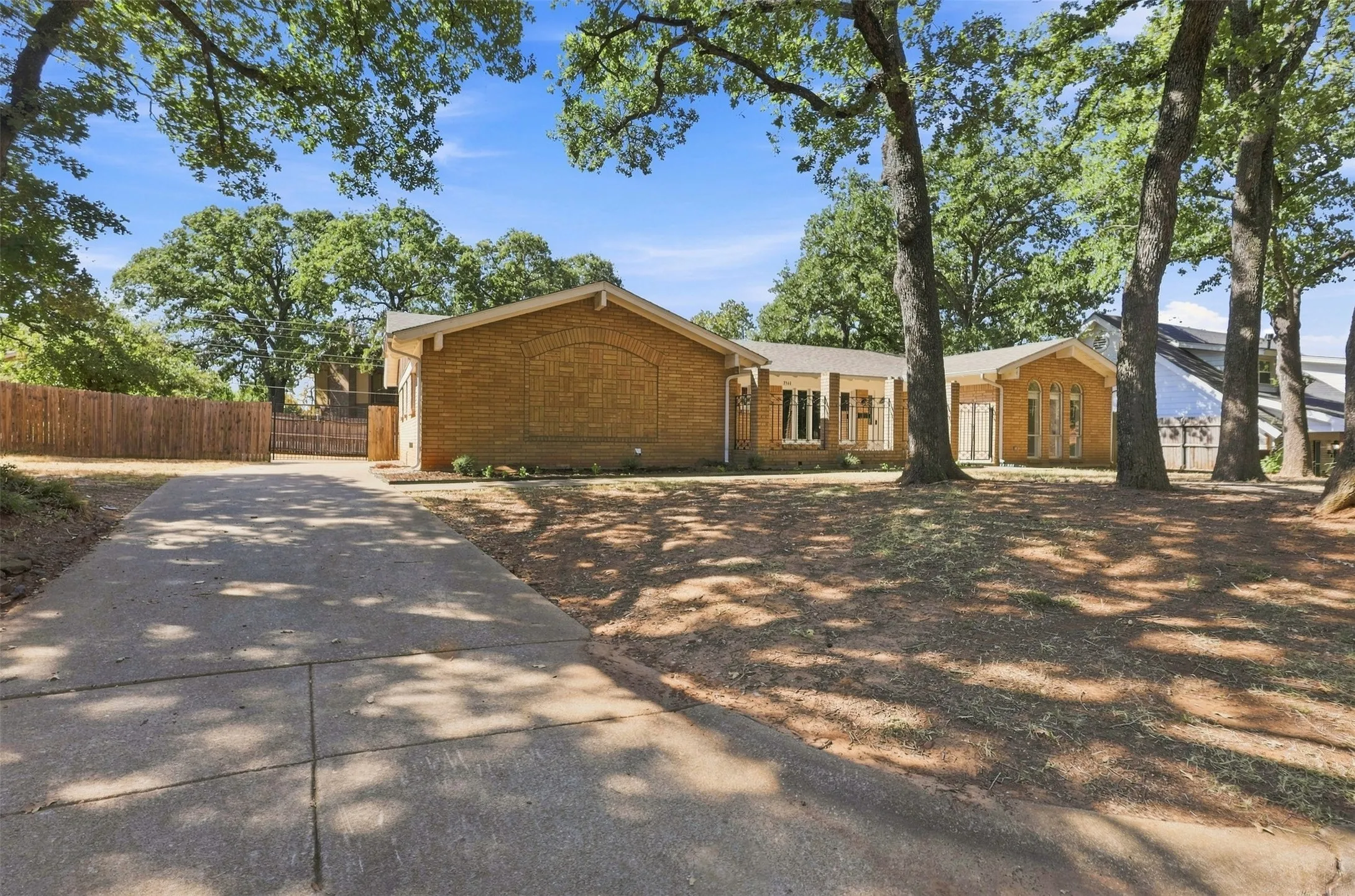 Single Family Residence For Sale in Tarrant County , 7544 Monterrey Drive, Fort Worth, Texas 76112, 4 Bedroom, 2 Bathroom, 2 Garage spaces, 2,099 Sqft, built in 1966, mls#21383983, Real Estate Agent in Fort Worth, Homes For Sale in Tarrant county, Homes For Sale in Fort Worth, Realtor in Fort Worth Texas, Real Estate Brokerage Independent Realty Texas, Luminita Cordes Realtor