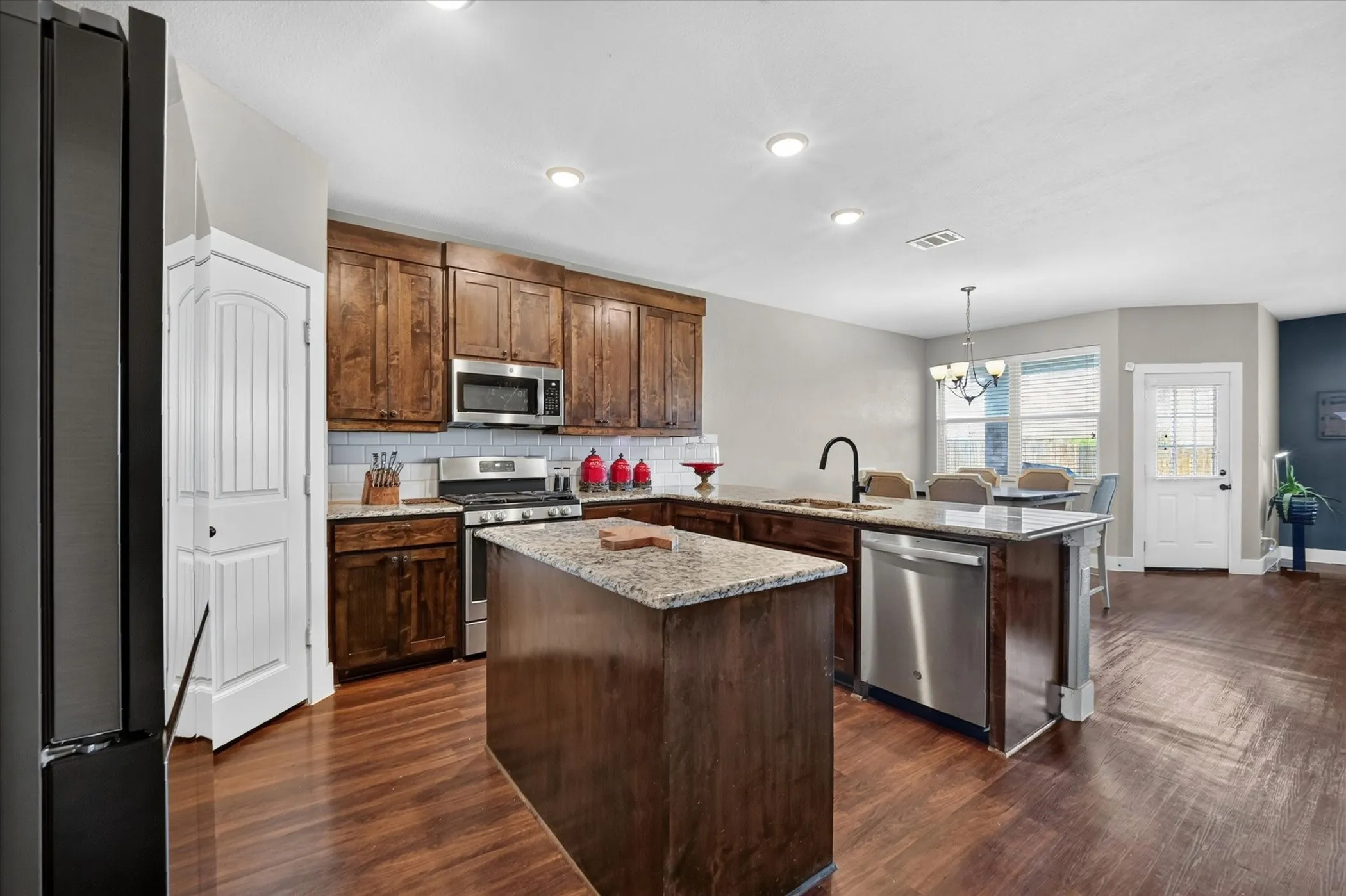 Single Family Residence For Sale in Denton County , 39 S Highland Drive, Sanger, Texas 76266, 4 Bedroom, 3 Bathroom, 3 Garage spaces, 2,849 Sqft, built in 2017, mls#21383104, Real Estate Agent in Sanger, Homes For Sale in Denton county, Homes For Sale in Sanger, Realtor in Sanger Texas, Real Estate Brokerage Independent Realty Texas, Luminita Cordes Realtor