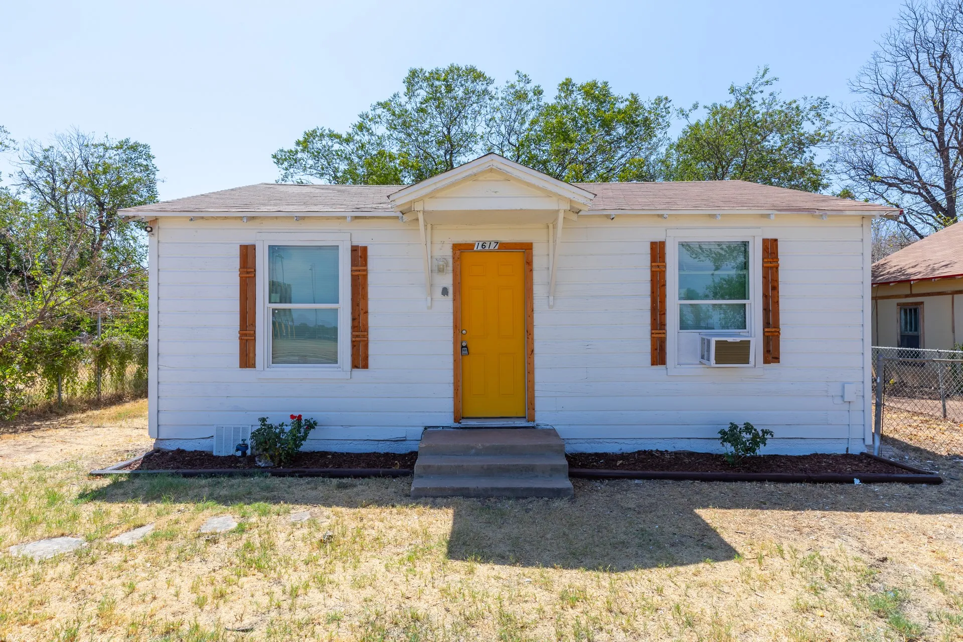 Single Family Residence For Sale in Taylor County , 1617 Vogel Street, Abilene, Texas 79601, 2 Bedroom, 1 Bathroom, Garage spaces, 660 Sqft, built in 1952, mls#21384011, Real Estate Agent in Abilene, Homes For Sale in Taylor county, Homes For Sale in Abilene, Realtor in Abilene Texas, Real Estate Brokerage Independent Realty Texas, Luminita Cordes Realtor