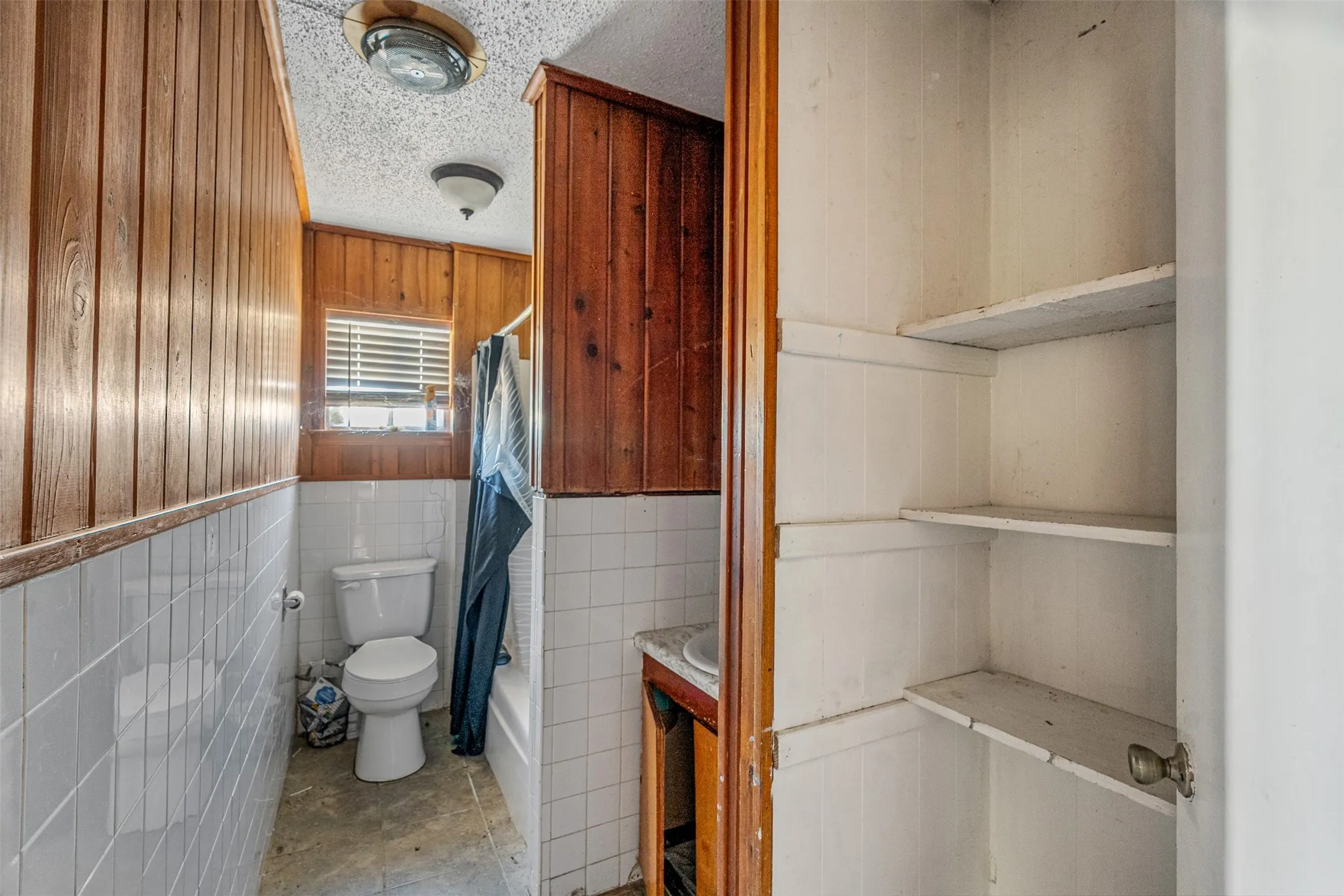 Single Family Residence For Sale in Henderson County , 116 Wildwood Crossover Street, Gun Barrel City, Texas 75156, 4 Bedroom, 2 Bathroom, Garage spaces, 1,200 Sqft, built in 1972, mls#21361937, Real Estate Agent in Gun Barrel City, Homes For Sale in Henderson county, Homes For Sale in Gun Barrel City, Realtor in Gun Barrel City Texas, Real Estate Brokerage Independent Realty Texas, Luminita Cordes Realtor
