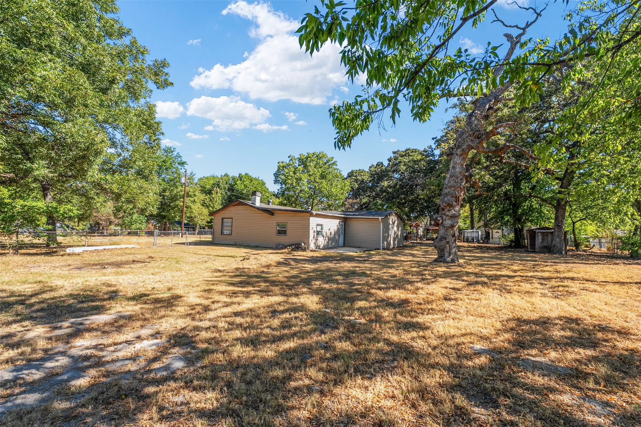 Single Family Residence For Sale in Henderson County , 116 Wildwood Crossover Street, Gun Barrel City, Texas 75156, 4 Bedroom, 2 Bathroom, Garage spaces, 1,200 Sqft, built in 1972, mls#21361937, Real Estate Agent in Gun Barrel City, Homes For Sale in Henderson county, Homes For Sale in Gun Barrel City, Realtor in Gun Barrel City Texas, Real Estate Brokerage Independent Realty Texas, Luminita Cordes Realtor