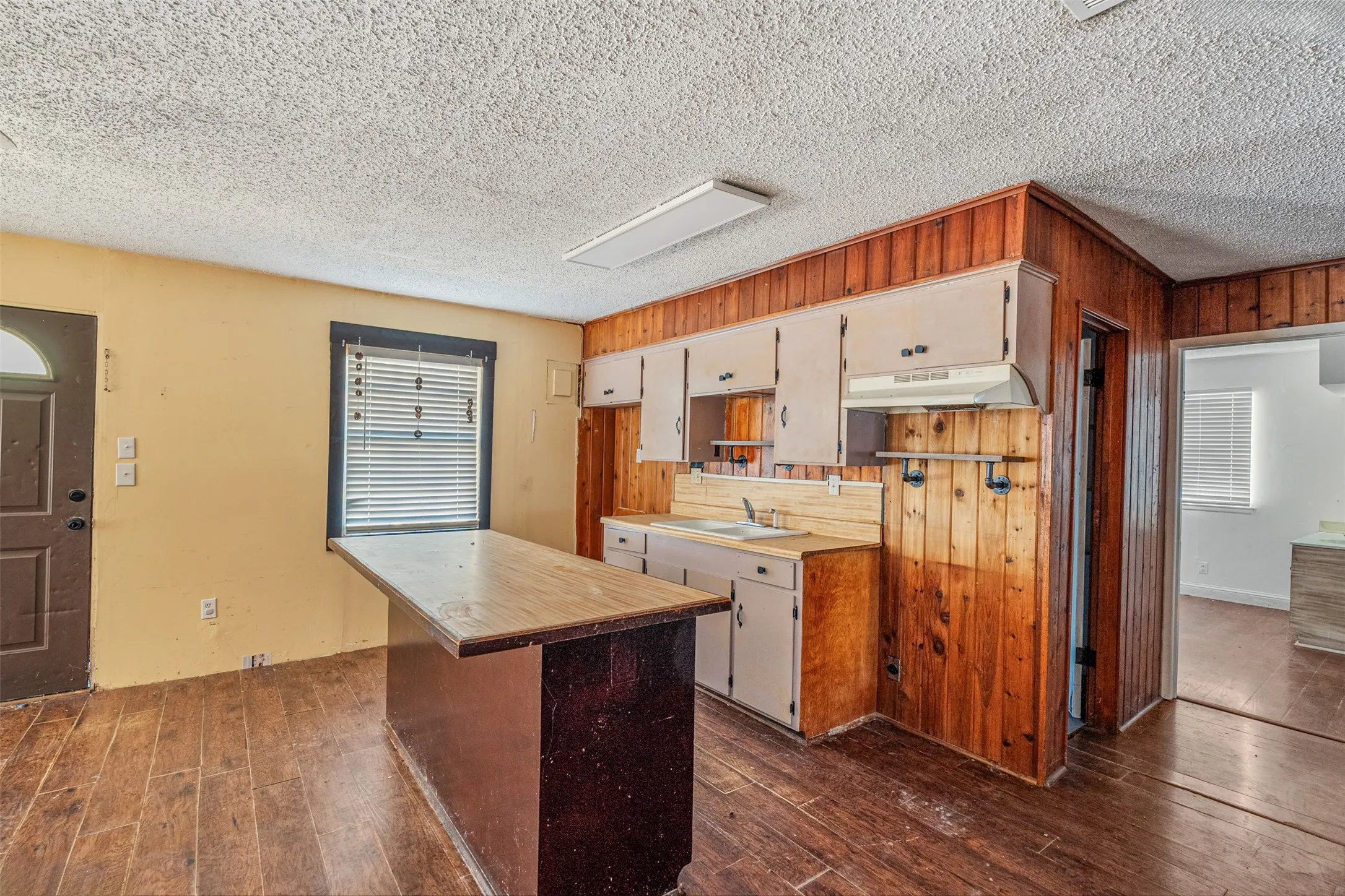 Single Family Residence For Sale in Henderson County , 116 Wildwood Crossover Street, Gun Barrel City, Texas 75156, 4 Bedroom, 2 Bathroom, Garage spaces, 1,200 Sqft, built in 1972, mls#21361937, Real Estate Agent in Gun Barrel City, Homes For Sale in Henderson county, Homes For Sale in Gun Barrel City, Realtor in Gun Barrel City Texas, Real Estate Brokerage Independent Realty Texas, Luminita Cordes Realtor