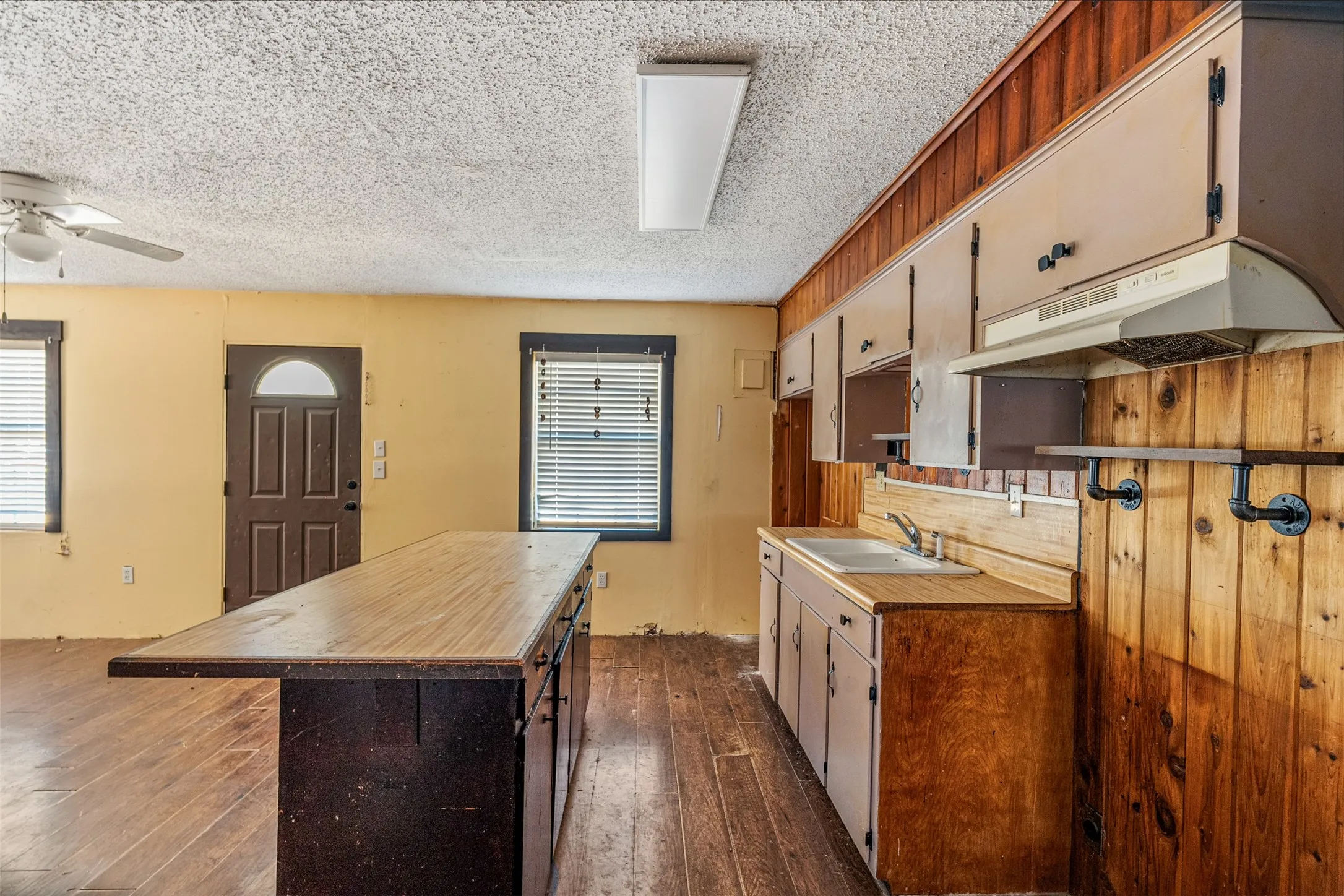 Single Family Residence For Sale in Henderson County , 116 Wildwood Crossover Street, Gun Barrel City, Texas 75156, 4 Bedroom, 2 Bathroom, Garage spaces, 1,200 Sqft, built in 1972, mls#21361937, Real Estate Agent in Gun Barrel City, Homes For Sale in Henderson county, Homes For Sale in Gun Barrel City, Realtor in Gun Barrel City Texas, Real Estate Brokerage Independent Realty Texas, Luminita Cordes Realtor