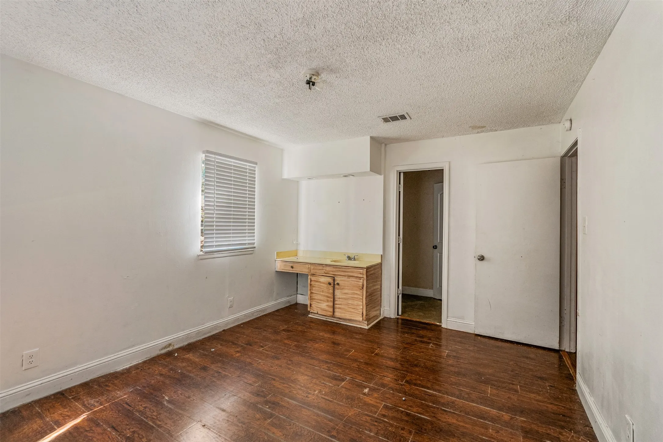Single Family Residence For Sale in Henderson County , 116 Wildwood Crossover Street, Gun Barrel City, Texas 75156, 4 Bedroom, 2 Bathroom, Garage spaces, 1,200 Sqft, built in 1972, mls#21361937, Real Estate Agent in Gun Barrel City, Homes For Sale in Henderson county, Homes For Sale in Gun Barrel City, Realtor in Gun Barrel City Texas, Real Estate Brokerage Independent Realty Texas, Luminita Cordes Realtor