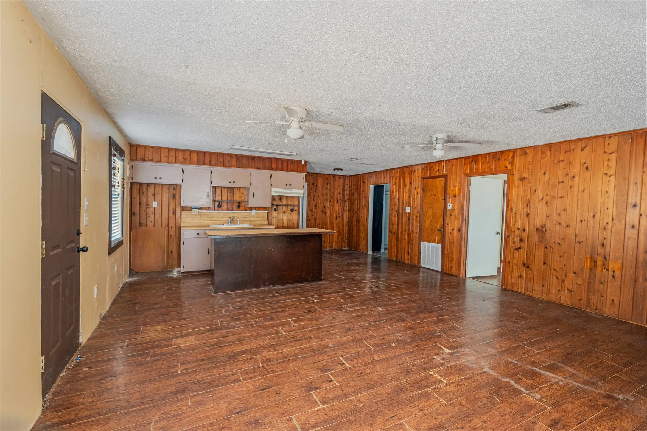 Single Family Residence For Sale in Henderson County , 116 Wildwood Crossover Street, Gun Barrel City, Texas 75156, 4 Bedroom, 2 Bathroom, Garage spaces, 1,200 Sqft, built in 1972, mls#21361937, Real Estate Agent in Gun Barrel City, Homes For Sale in Henderson county, Homes For Sale in Gun Barrel City, Realtor in Gun Barrel City Texas, Real Estate Brokerage Independent Realty Texas, Luminita Cordes Realtor