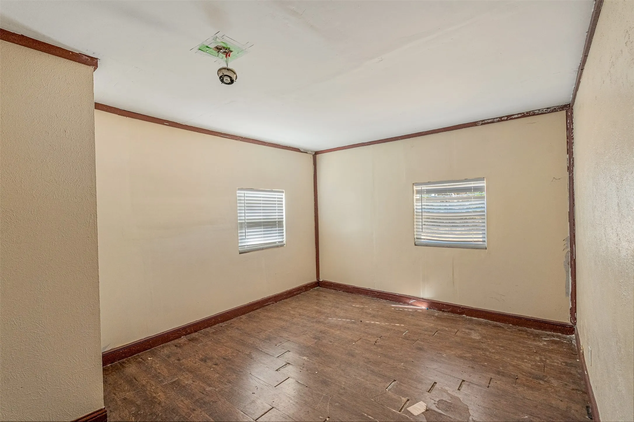 Single Family Residence For Sale in Henderson County , 116 Wildwood Crossover Street, Gun Barrel City, Texas 75156, 4 Bedroom, 2 Bathroom, Garage spaces, 1,200 Sqft, built in 1972, mls#21361937, Real Estate Agent in Gun Barrel City, Homes For Sale in Henderson county, Homes For Sale in Gun Barrel City, Realtor in Gun Barrel City Texas, Real Estate Brokerage Independent Realty Texas, Luminita Cordes Realtor