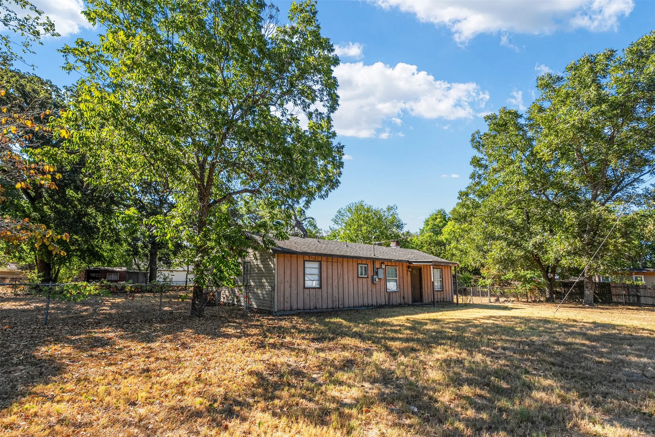 Single Family Residence For Sale in Henderson County , 116 Wildwood Crossover Street, Gun Barrel City, Texas 75156, 4 Bedroom, 2 Bathroom, Garage spaces, 1,200 Sqft, built in 1972, mls#21361937, Real Estate Agent in Gun Barrel City, Homes For Sale in Henderson county, Homes For Sale in Gun Barrel City, Realtor in Gun Barrel City Texas, Real Estate Brokerage Independent Realty Texas, Luminita Cordes Realtor