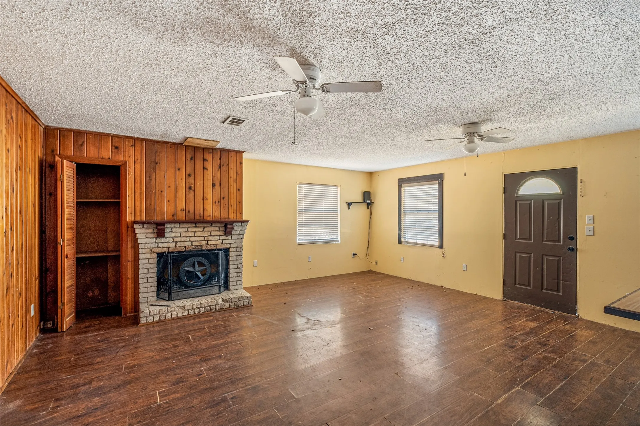 Single Family Residence For Sale in Henderson County , 116 Wildwood Crossover Street, Gun Barrel City, Texas 75156, 4 Bedroom, 2 Bathroom, Garage spaces, 1,200 Sqft, built in 1972, mls#21361937, Real Estate Agent in Gun Barrel City, Homes For Sale in Henderson county, Homes For Sale in Gun Barrel City, Realtor in Gun Barrel City Texas, Real Estate Brokerage Independent Realty Texas, Luminita Cordes Realtor