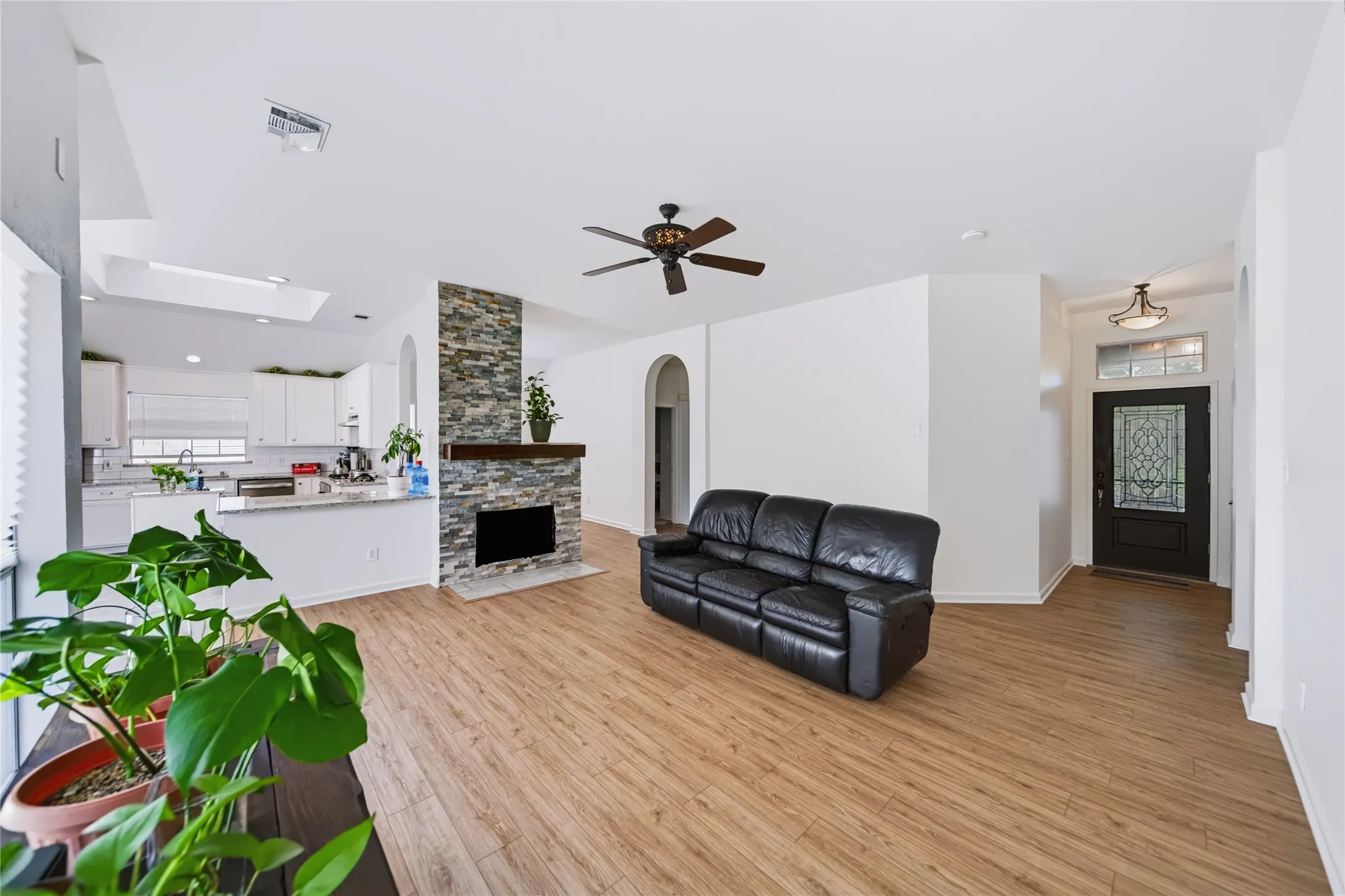 Single Family Residence For Sale in Collin County , 10209 Forrest Drive, Frisco, Texas 75035, 3 Bedroom, 2 Bathroom, 2 Garage spaces, 1,831 Sqft, built in 1995, mls#21373721, Real Estate Agent in Frisco, Homes For Sale in Collin county, Homes For Sale in Frisco, Realtor in Frisco Texas, Real Estate Brokerage Independent Realty Texas, Luminita Cordes Realtor