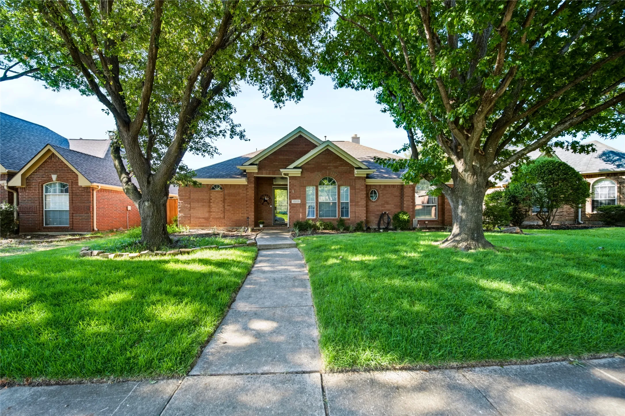 Single Family Residence For Sale in Collin County , 10209 Forrest Drive, Frisco, Texas 75035, 3 Bedroom, 2 Bathroom, 2 Garage spaces, 1,831 Sqft, built in 1995, mls#21373721, Real Estate Agent in Frisco, Homes For Sale in Collin county, Homes For Sale in Frisco, Realtor in Frisco Texas, Real Estate Brokerage Independent Realty Texas, Luminita Cordes Realtor