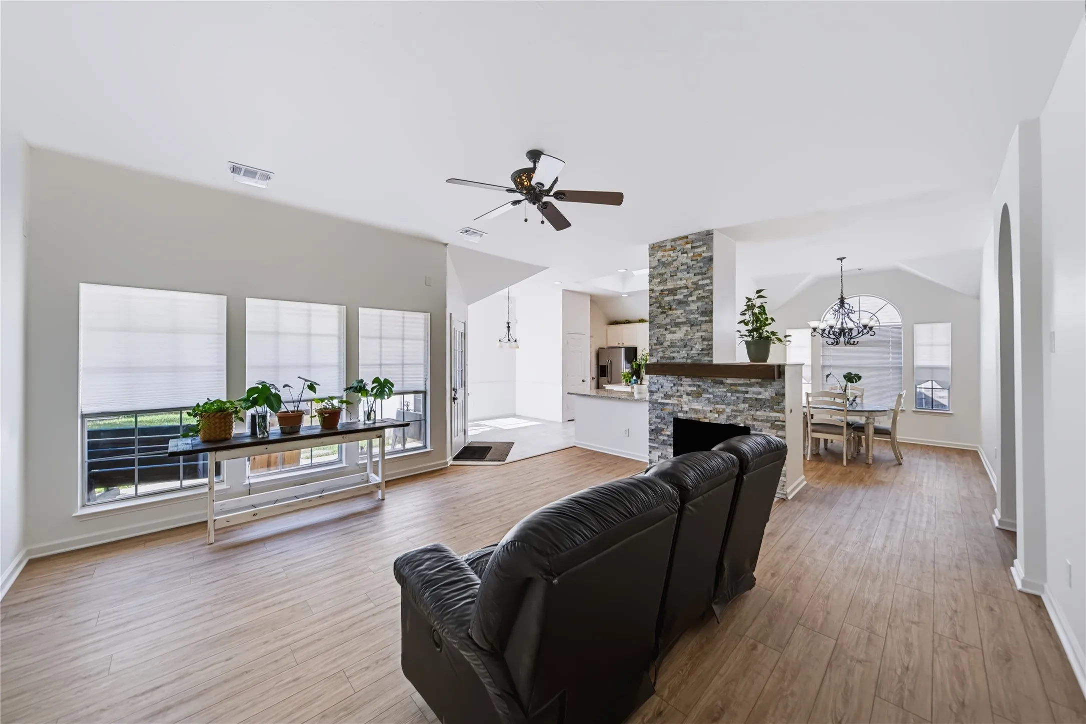 Single Family Residence For Sale in Collin County , 10209 Forrest Drive, Frisco, Texas 75035, 3 Bedroom, 2 Bathroom, 2 Garage spaces, 1,831 Sqft, built in 1995, mls#21373721, Real Estate Agent in Frisco, Homes For Sale in Collin county, Homes For Sale in Frisco, Realtor in Frisco Texas, Real Estate Brokerage Independent Realty Texas, Luminita Cordes Realtor