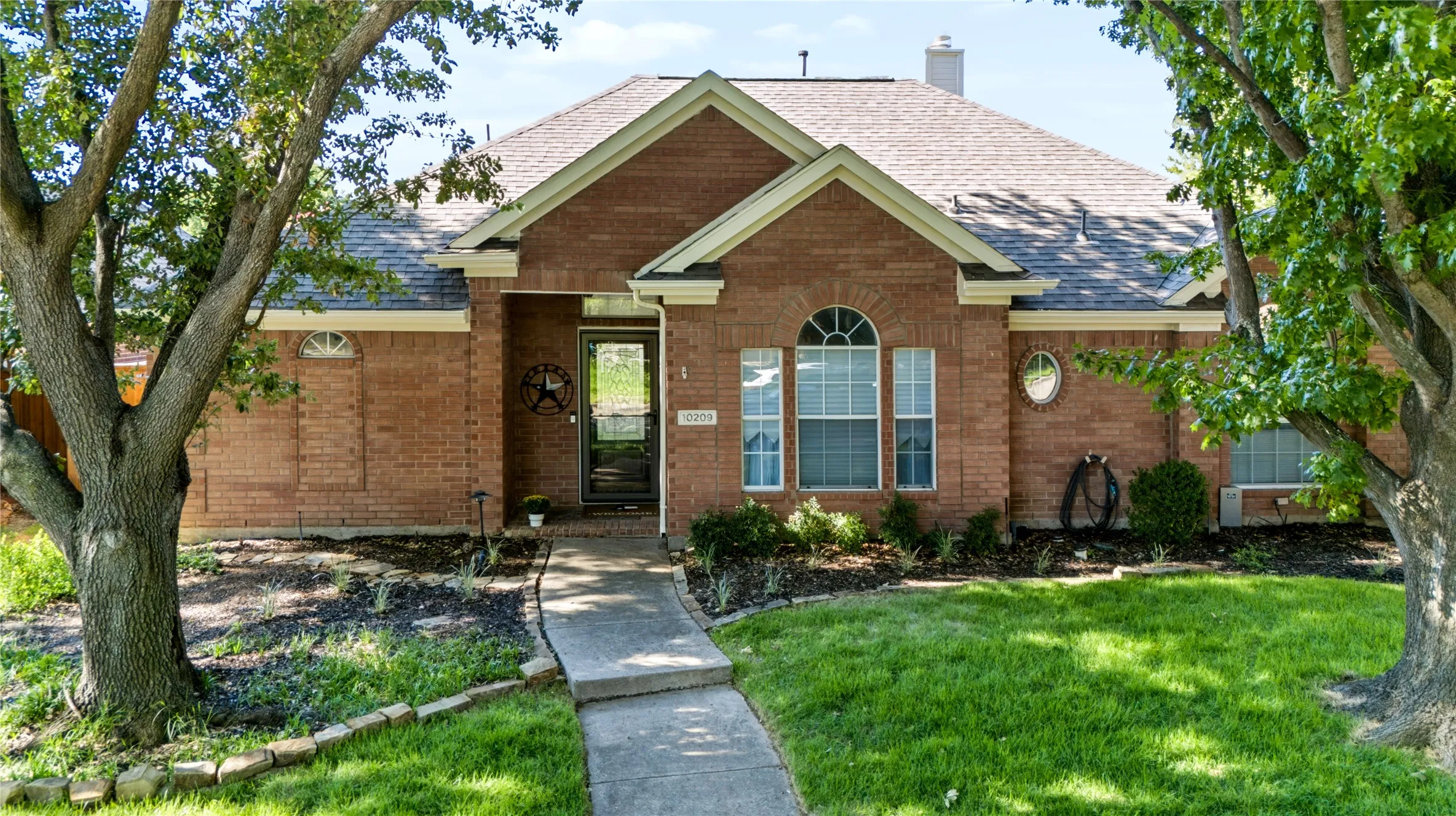 Single Family Residence For Sale in Collin County , 10209 Forrest Drive, Frisco, Texas 75035, 3 Bedroom, 2 Bathroom, 2 Garage spaces, 1,831 Sqft, built in 1995, mls#21373721, Real Estate Agent in Frisco, Homes For Sale in Collin county, Homes For Sale in Frisco, Realtor in Frisco Texas, Real Estate Brokerage Independent Realty Texas, Luminita Cordes Realtor