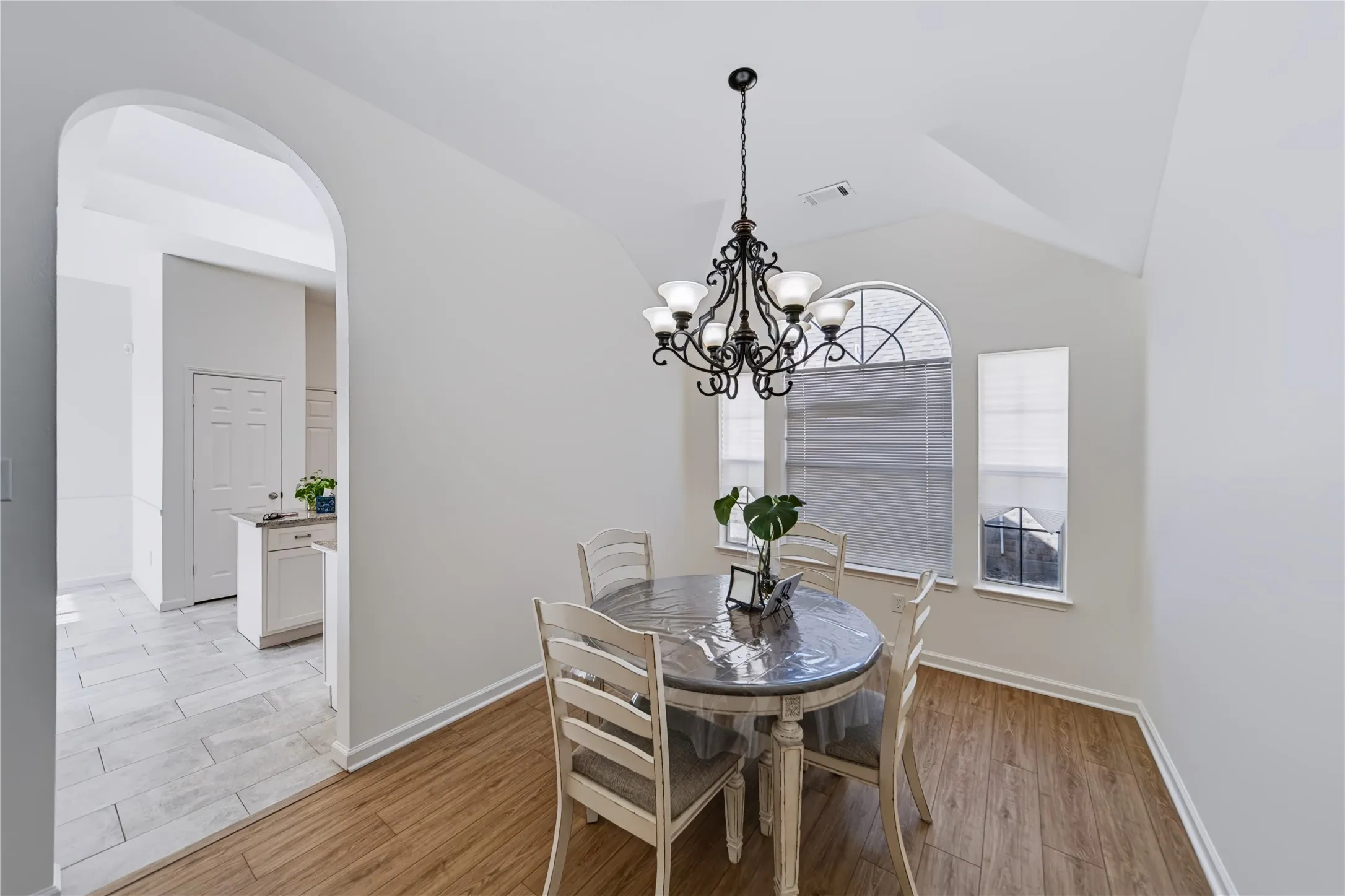 Single Family Residence For Sale in Collin County , 10209 Forrest Drive, Frisco, Texas 75035, 3 Bedroom, 2 Bathroom, 2 Garage spaces, 1,831 Sqft, built in 1995, mls#21373721, Real Estate Agent in Frisco, Homes For Sale in Collin county, Homes For Sale in Frisco, Realtor in Frisco Texas, Real Estate Brokerage Independent Realty Texas, Luminita Cordes Realtor