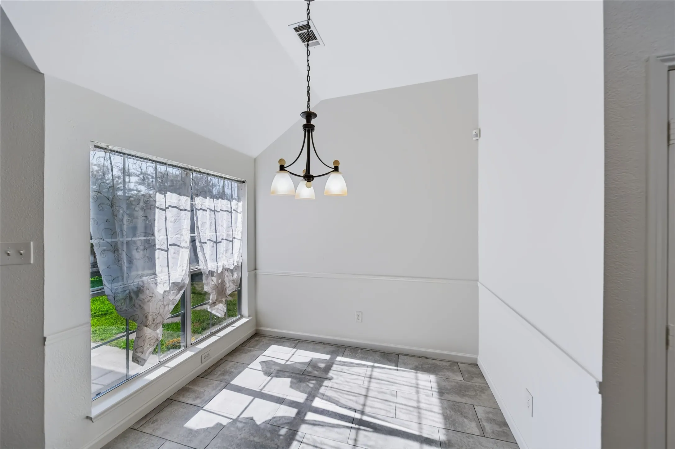 Single Family Residence For Sale in Collin County , 10209 Forrest Drive, Frisco, Texas 75035, 3 Bedroom, 2 Bathroom, 2 Garage spaces, 1,831 Sqft, built in 1995, mls#21373721, Real Estate Agent in Frisco, Homes For Sale in Collin county, Homes For Sale in Frisco, Realtor in Frisco Texas, Real Estate Brokerage Independent Realty Texas, Luminita Cordes Realtor