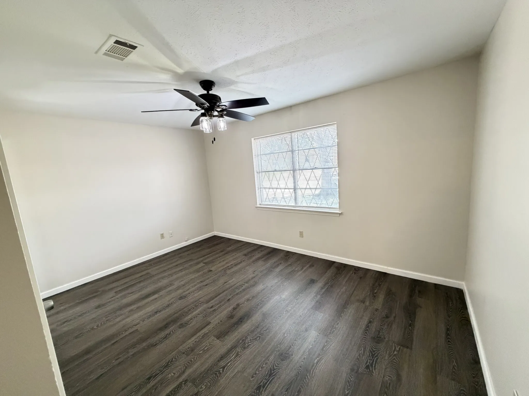 Single Family Residence For Rent in Dallas County , 2004 Glenwick Lane, Irving, Texas 75060, 3 Bedroom, 2 Bathroom, 2 Garage spaces, 1,298 Sqft, built in 1966, mls#21383745, Real Estate Agent in Irving, Homes For Rent in Dallas county, Homes For Rent in Irving, Realtor in Irving Texas, Real Estate Brokerage Independent Realty Texas, Luminita Cordes Realtor