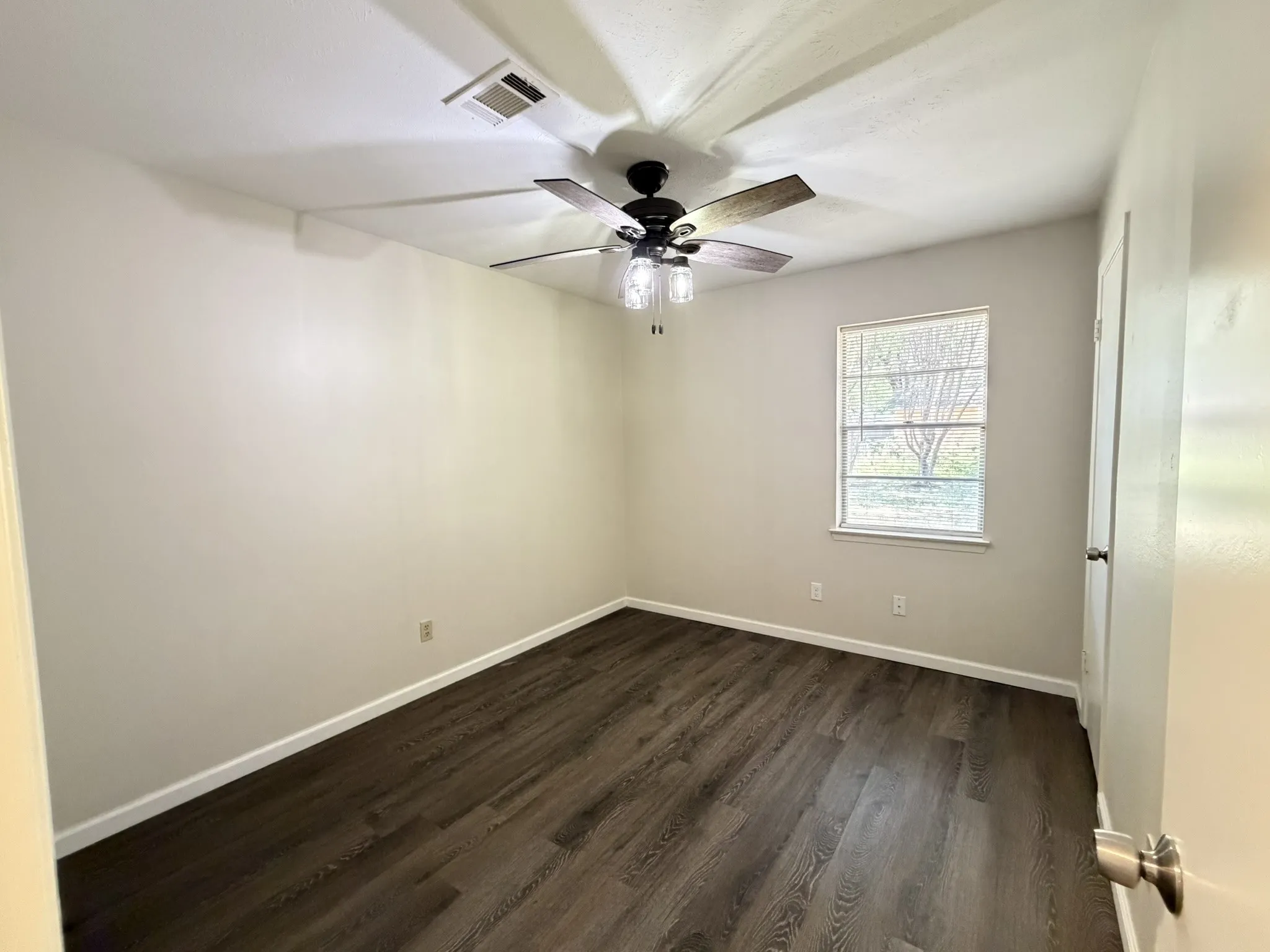 Single Family Residence For Rent in Dallas County , 2004 Glenwick Lane, Irving, Texas 75060, 3 Bedroom, 2 Bathroom, 2 Garage spaces, 1,298 Sqft, built in 1966, mls#21383745, Real Estate Agent in Irving, Homes For Rent in Dallas county, Homes For Rent in Irving, Realtor in Irving Texas, Real Estate Brokerage Independent Realty Texas, Luminita Cordes Realtor
