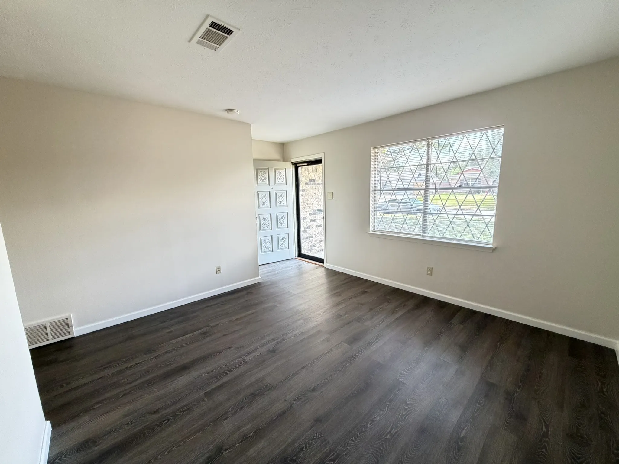 Single Family Residence For Rent in Dallas County , 2004 Glenwick Lane, Irving, Texas 75060, 3 Bedroom, 2 Bathroom, 2 Garage spaces, 1,298 Sqft, built in 1966, mls#21383745, Real Estate Agent in Irving, Homes For Rent in Dallas county, Homes For Rent in Irving, Realtor in Irving Texas, Real Estate Brokerage Independent Realty Texas, Luminita Cordes Realtor