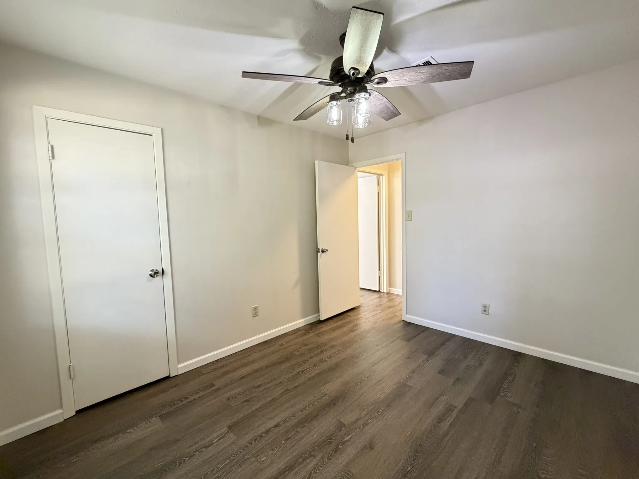 Single Family Residence For Rent in Dallas County , 2004 Glenwick Lane, Irving, Texas 75060, 3 Bedroom, 2 Bathroom, 2 Garage spaces, 1,298 Sqft, built in 1966, mls#21383745, Real Estate Agent in Irving, Homes For Rent in Dallas county, Homes For Rent in Irving, Realtor in Irving Texas, Real Estate Brokerage Independent Realty Texas, Luminita Cordes Realtor