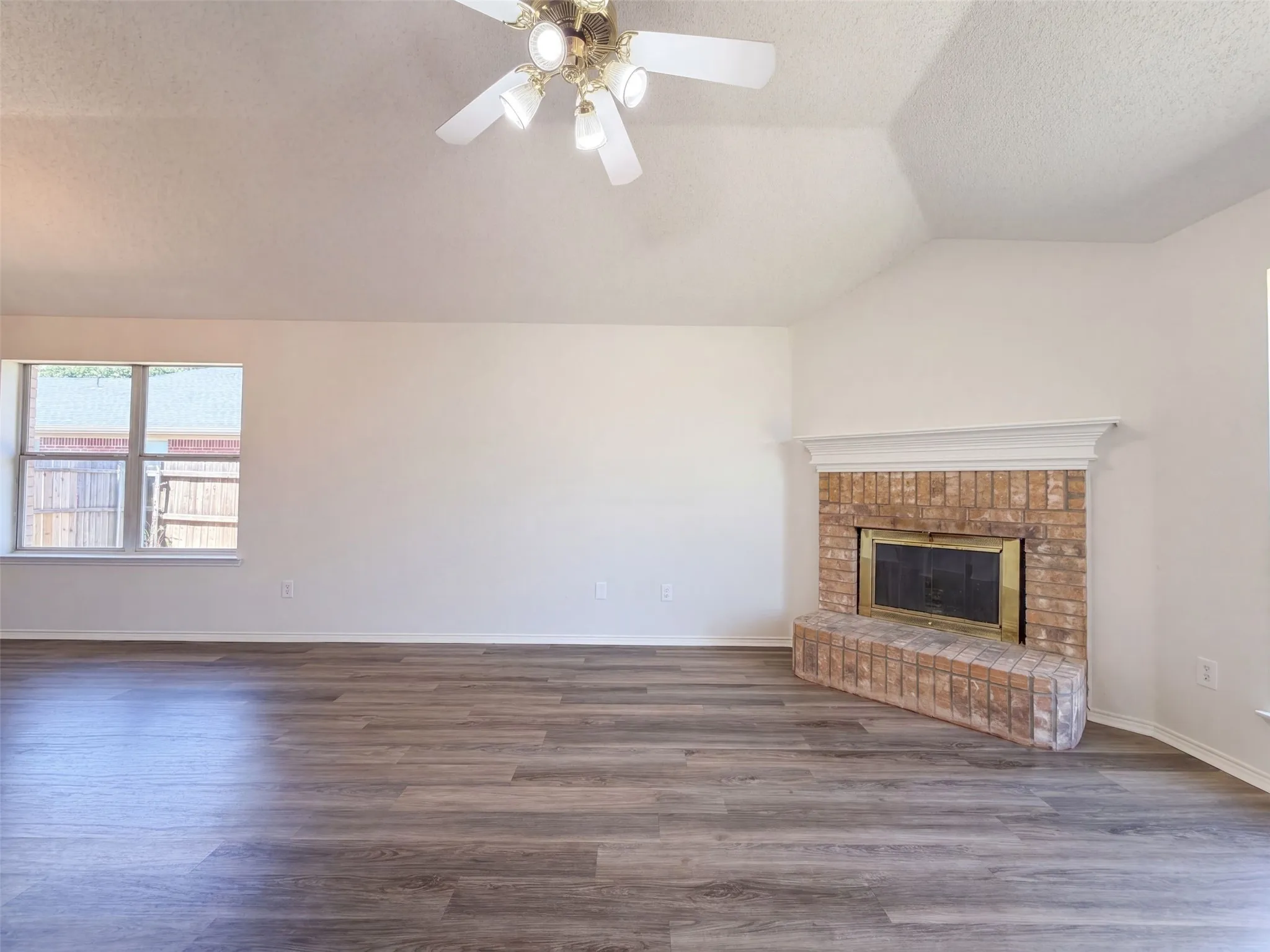 Single Family Residence For Sale in Tarrant County , 8025 Blue Duck Trail, Arlington, Texas 76002, 3 Bedroom, 2 Bathroom, 2 Garage spaces, 1,548 Sqft, built in 2002, mls#21380399, Real Estate Agent in Arlington, Homes For Sale in Tarrant county, Homes For Sale in Arlington, Realtor in Arlington Texas, Real Estate Brokerage Independent Realty Texas, Luminita Cordes Realtor