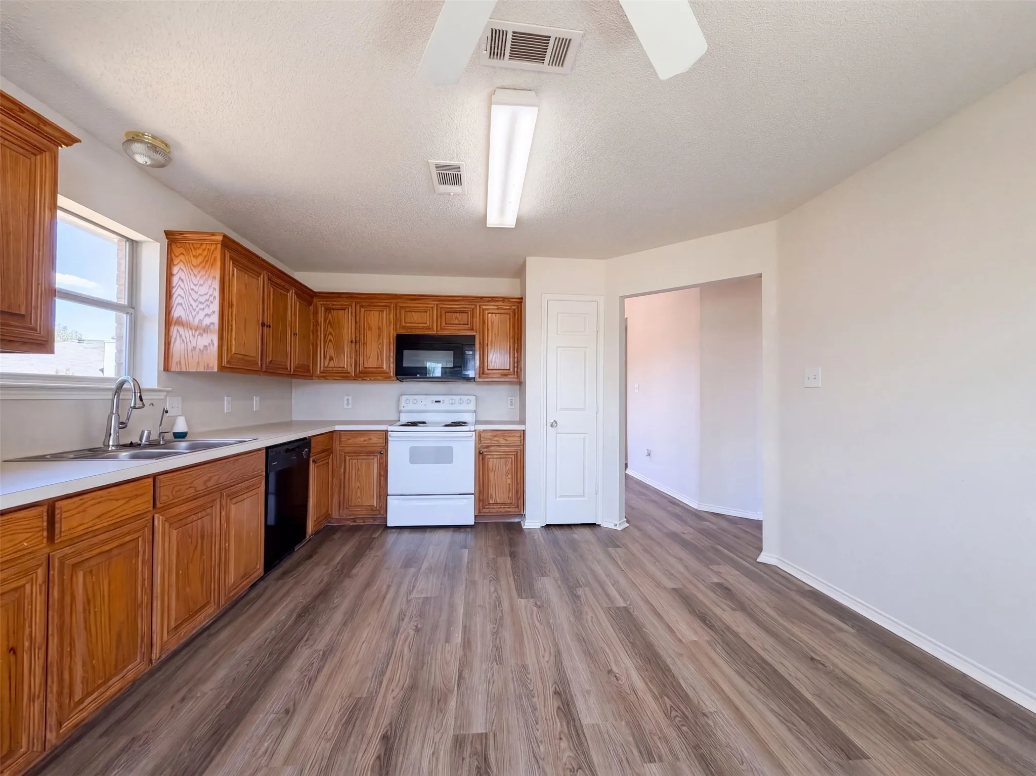 Single Family Residence For Sale in Tarrant County , 8025 Blue Duck Trail, Arlington, Texas 76002, 3 Bedroom, 2 Bathroom, 2 Garage spaces, 1,548 Sqft, built in 2002, mls#21380399, Real Estate Agent in Arlington, Homes For Sale in Tarrant county, Homes For Sale in Arlington, Realtor in Arlington Texas, Real Estate Brokerage Independent Realty Texas, Luminita Cordes Realtor