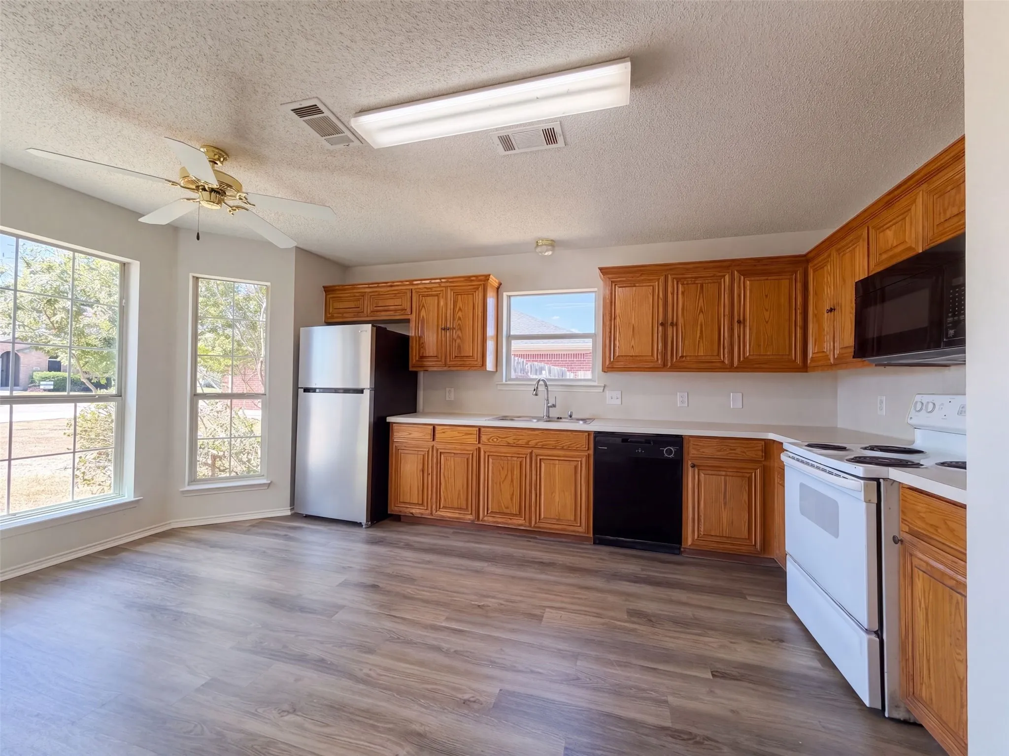 Single Family Residence For Sale in Tarrant County , 8025 Blue Duck Trail, Arlington, Texas 76002, 3 Bedroom, 2 Bathroom, 2 Garage spaces, 1,548 Sqft, built in 2002, mls#21380399, Real Estate Agent in Arlington, Homes For Sale in Tarrant county, Homes For Sale in Arlington, Realtor in Arlington Texas, Real Estate Brokerage Independent Realty Texas, Luminita Cordes Realtor