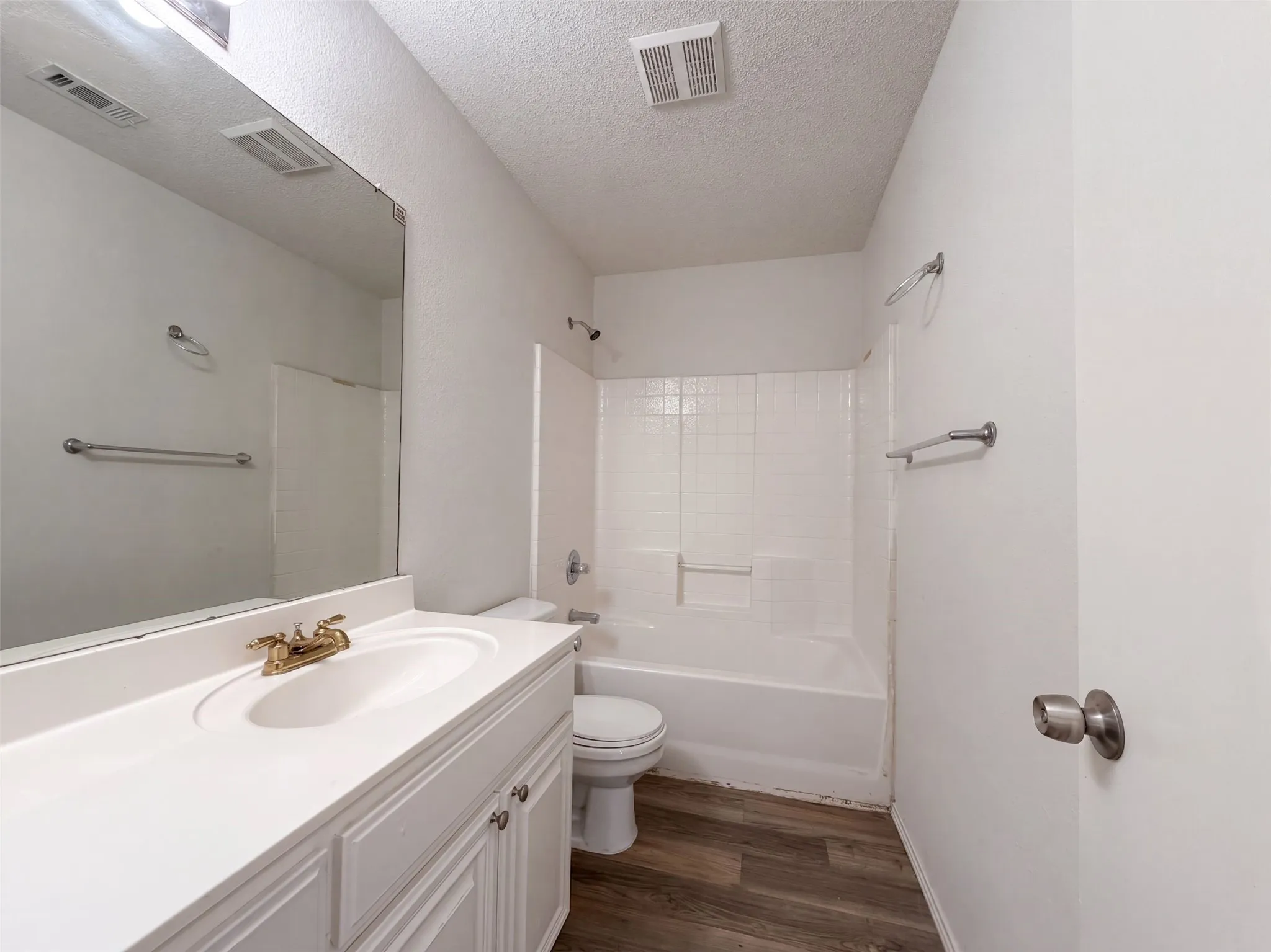 Single Family Residence For Sale in Tarrant County , 8025 Blue Duck Trail, Arlington, Texas 76002, 3 Bedroom, 2 Bathroom, 2 Garage spaces, 1,548 Sqft, built in 2002, mls#21380399, Real Estate Agent in Arlington, Homes For Sale in Tarrant county, Homes For Sale in Arlington, Realtor in Arlington Texas, Real Estate Brokerage Independent Realty Texas, Luminita Cordes Realtor