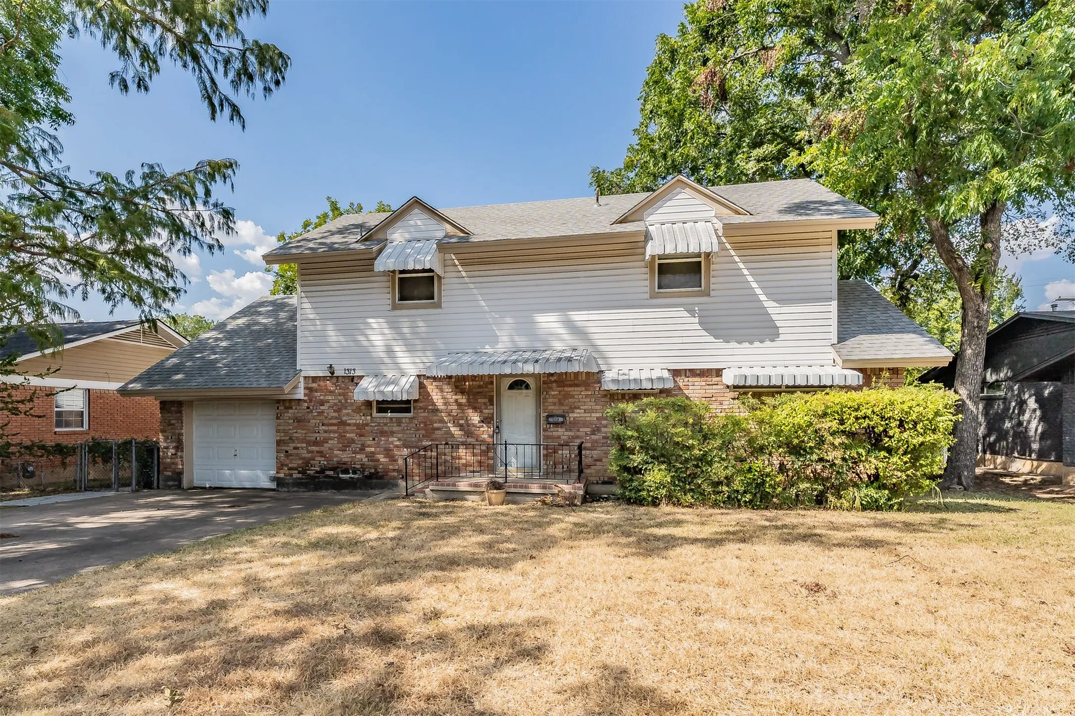 Single Family Residence For Sale in Tarrant County , 1313 Killian Drive, Arlington, Texas 76013, 4 Bedroom, 2 Bathroom, 1 Garage spaces, 1,800 Sqft, built in 1955, mls#21384076, Real Estate Agent in Arlington, Homes For Sale in Tarrant county, Homes For Sale in Arlington, Realtor in Arlington Texas, Real Estate Brokerage Independent Realty Texas, Luminita Cordes Realtor