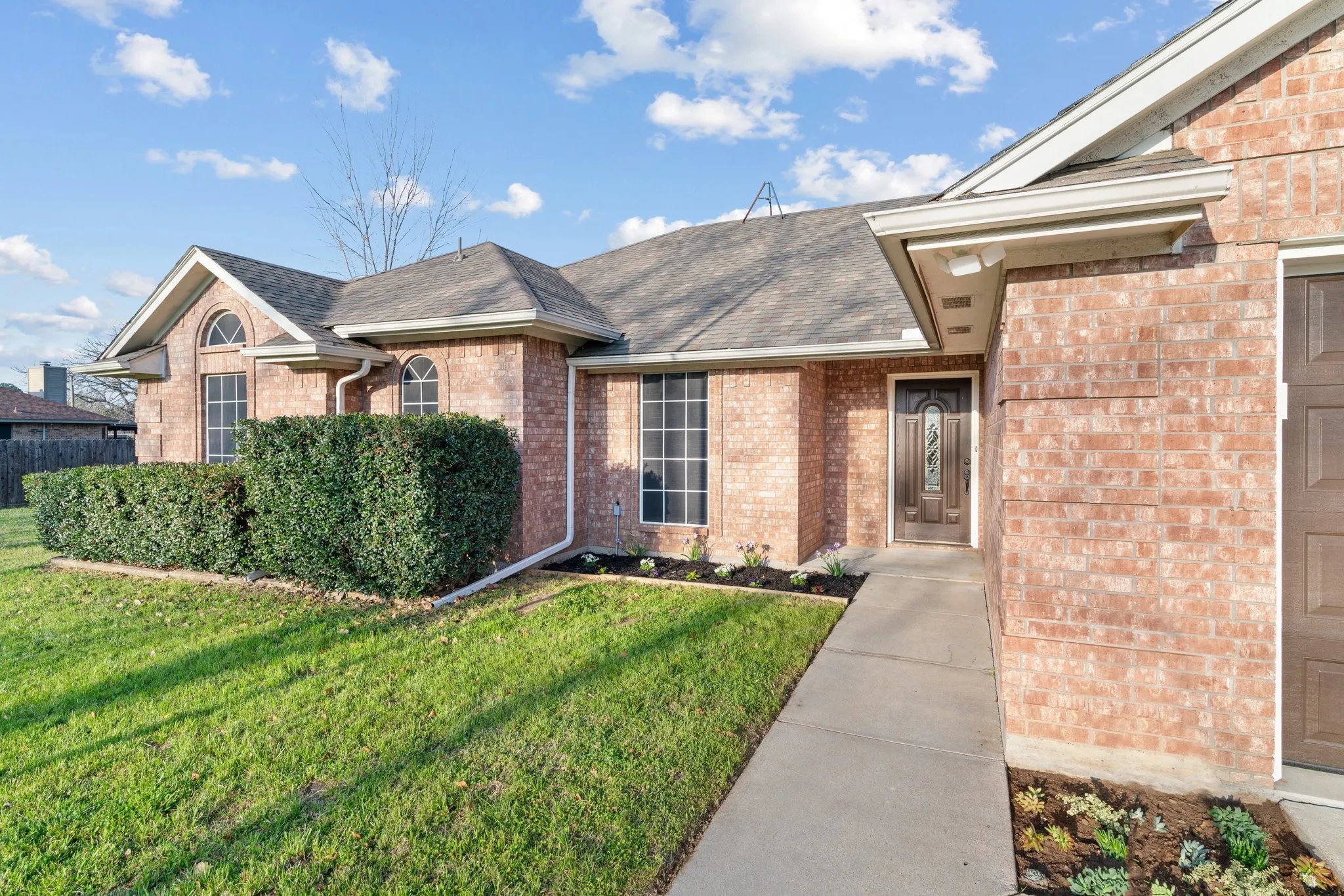 Single Family Residence For Rent in Tarrant County , 2013 Wood Trail, Azle, Texas 76020, 4 Bedroom, 2 Bathroom, 2 Garage spaces, 1,796 Sqft, built in 1995, mls#21383202, Real Estate Agent in Azle, Homes For Rent in Tarrant county, Homes For Rent in Azle, Realtor in Azle Texas, Real Estate Brokerage Independent Realty Texas, Luminita Cordes Realtor