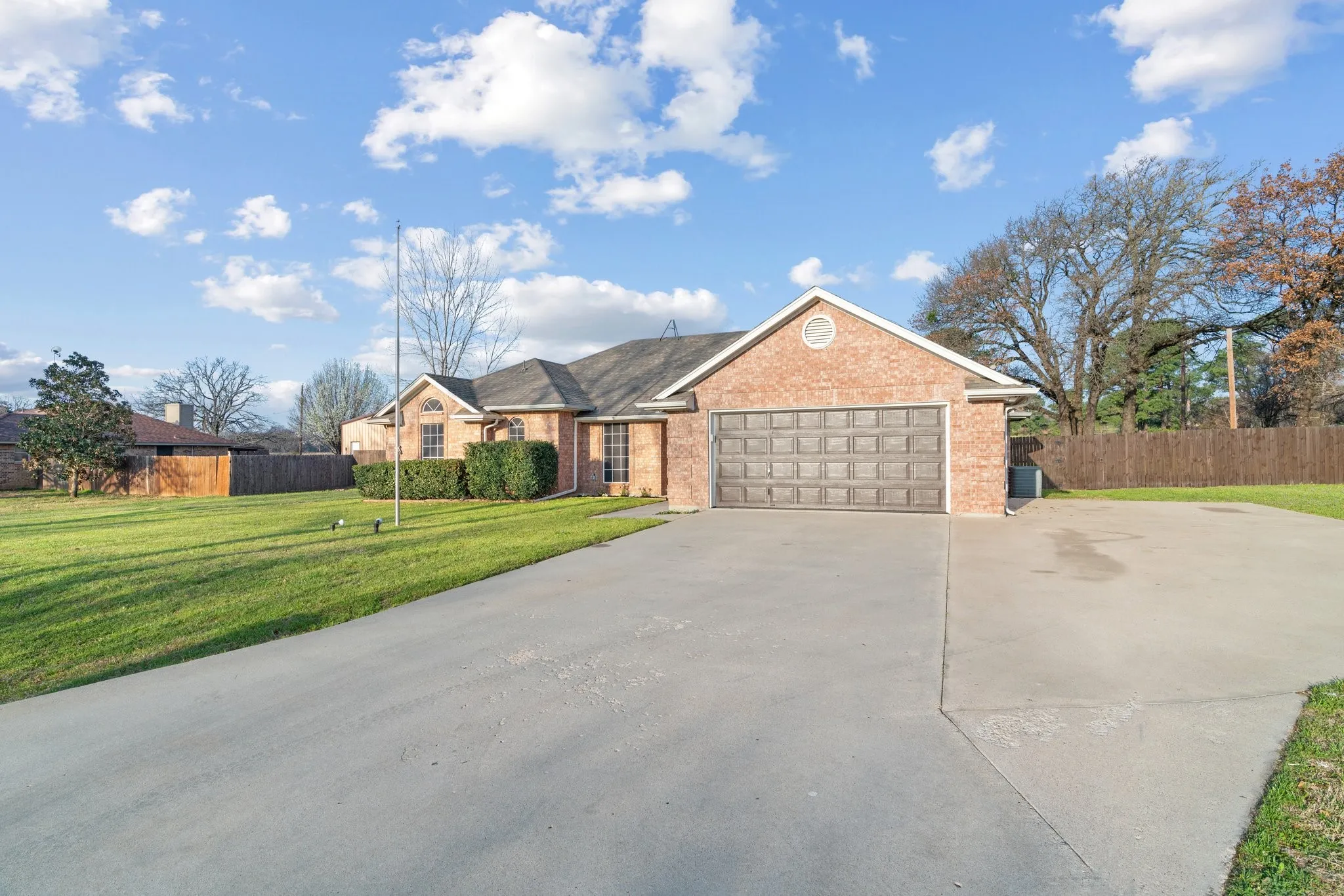 Single Family Residence For Rent in Tarrant County , 2013 Wood Trail, Azle, Texas 76020, 4 Bedroom, 2 Bathroom, 2 Garage spaces, 1,796 Sqft, built in 1995, mls#21383202, Real Estate Agent in Azle, Homes For Rent in Tarrant county, Homes For Rent in Azle, Realtor in Azle Texas, Real Estate Brokerage Independent Realty Texas, Luminita Cordes Realtor