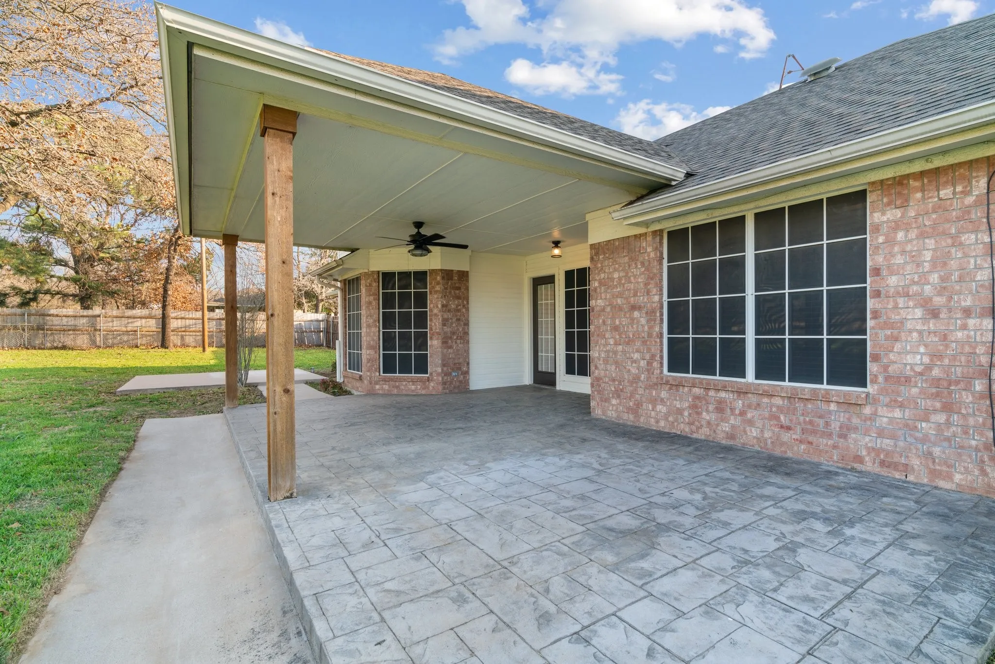 Single Family Residence For Rent in Tarrant County , 2013 Wood Trail, Azle, Texas 76020, 4 Bedroom, 2 Bathroom, 2 Garage spaces, 1,796 Sqft, built in 1995, mls#21383202, Real Estate Agent in Azle, Homes For Rent in Tarrant county, Homes For Rent in Azle, Realtor in Azle Texas, Real Estate Brokerage Independent Realty Texas, Luminita Cordes Realtor
