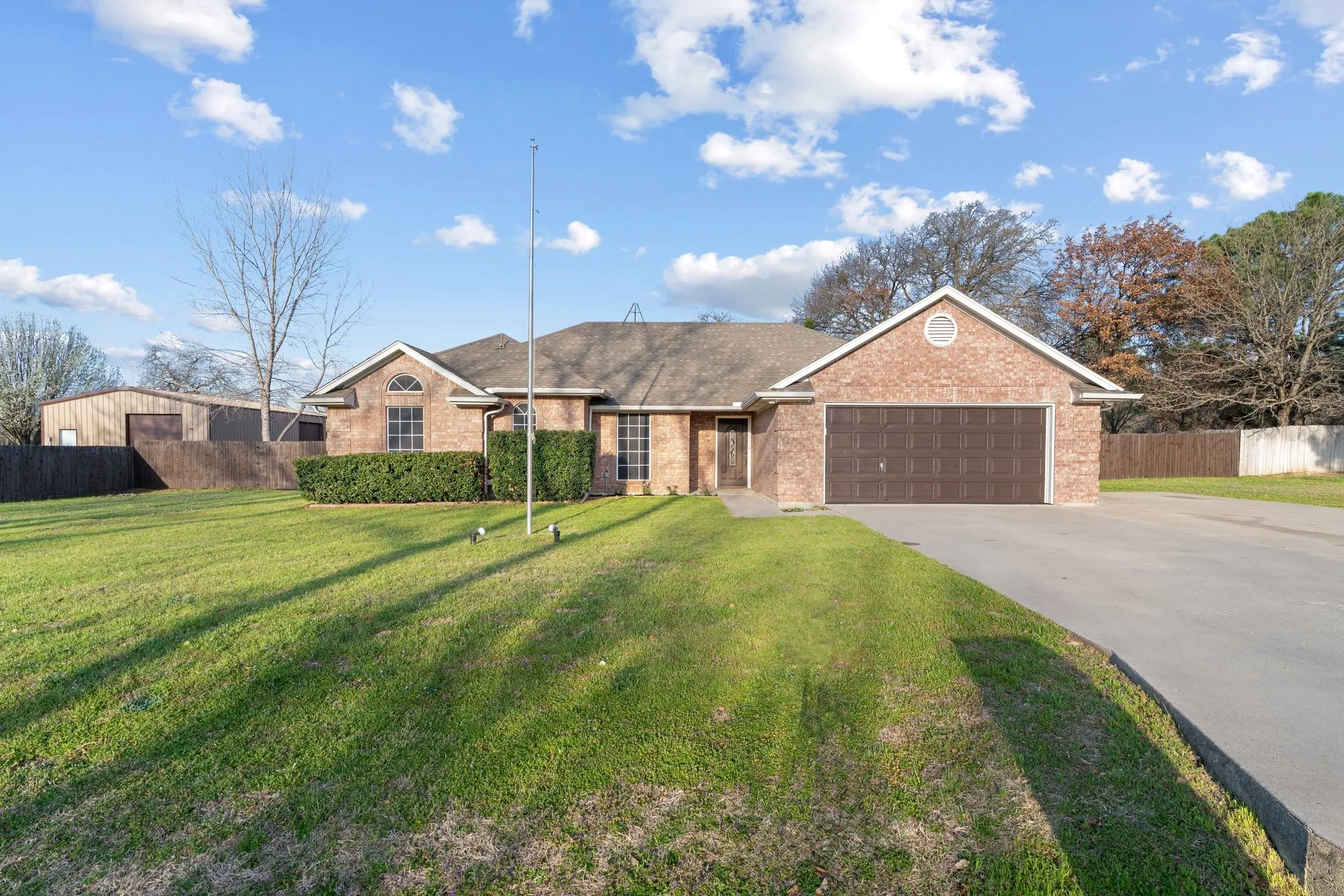 Single Family Residence For Rent in Tarrant County , 2013 Wood Trail, Azle, Texas 76020, 4 Bedroom, 2 Bathroom, 2 Garage spaces, 1,796 Sqft, built in 1995, mls#21383202, Real Estate Agent in Azle, Homes For Rent in Tarrant county, Homes For Rent in Azle, Realtor in Azle Texas, Real Estate Brokerage Independent Realty Texas, Luminita Cordes Realtor