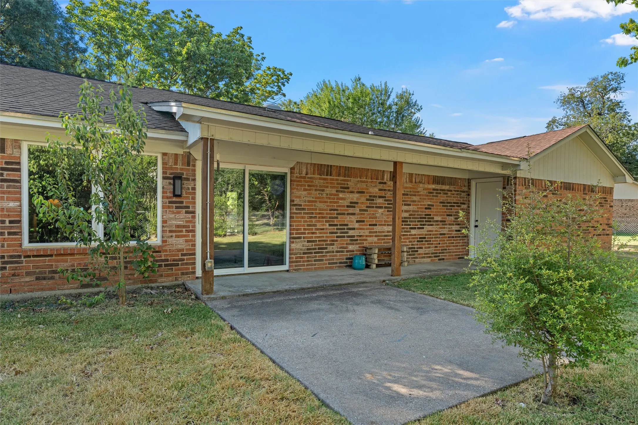 Single Family Residence For Sale in Mc Lennan County , 7113 Oxford Drive, Waco, Texas 76712, 3 Bedroom, 2 Bathroom, 2 Garage spaces, 1,561 Sqft, built in 1983, mls#21383689, Real Estate Agent in Waco, Homes For Sale in Mc Lennan county, Homes For Sale in Waco, Realtor in Waco Texas, Real Estate Brokerage Independent Realty Texas, Luminita Cordes Realtor