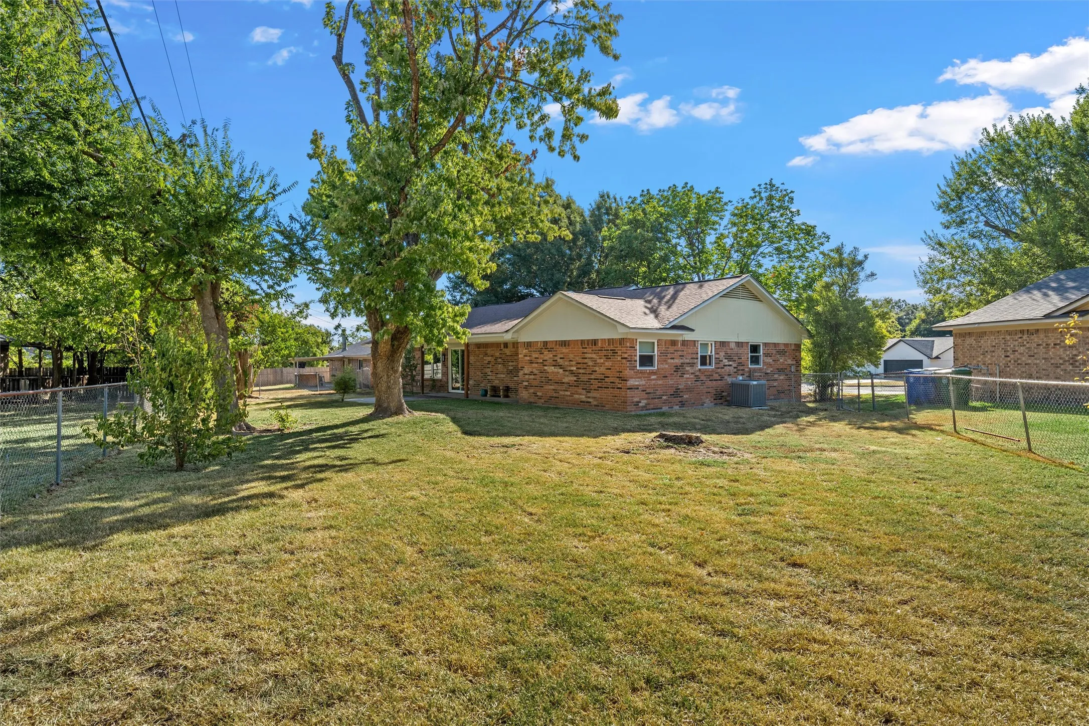 Single Family Residence For Sale in Mc Lennan County , 7113 Oxford Drive, Waco, Texas 76712, 3 Bedroom, 2 Bathroom, 2 Garage spaces, 1,561 Sqft, built in 1983, mls#21383689, Real Estate Agent in Waco, Homes For Sale in Mc Lennan county, Homes For Sale in Waco, Realtor in Waco Texas, Real Estate Brokerage Independent Realty Texas, Luminita Cordes Realtor