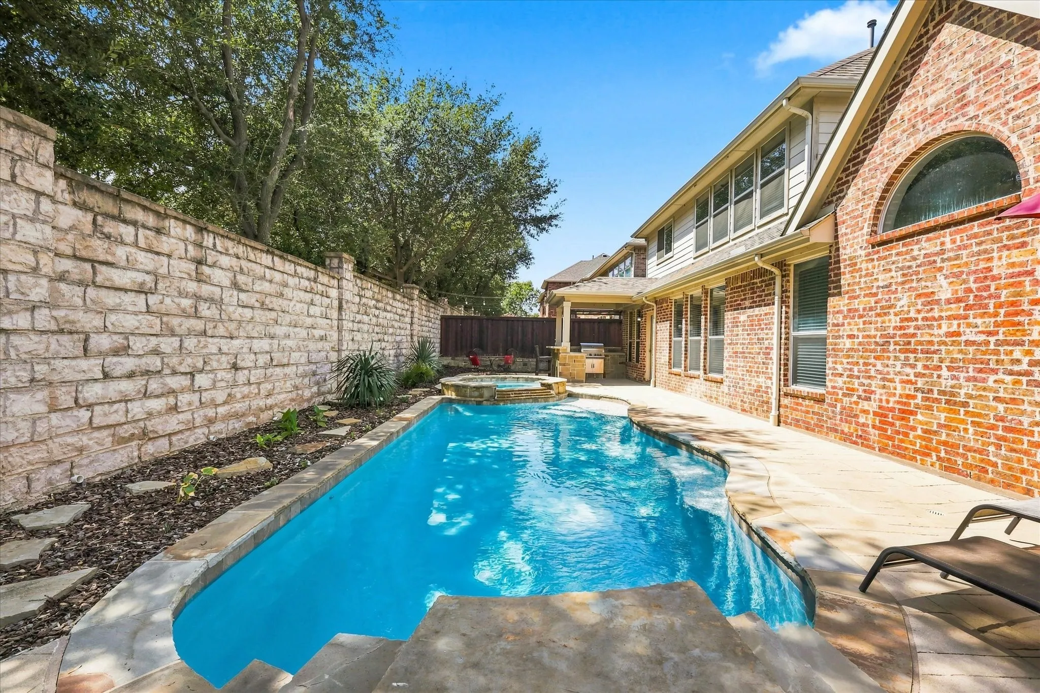 In-ground swimming pool with integrated spa