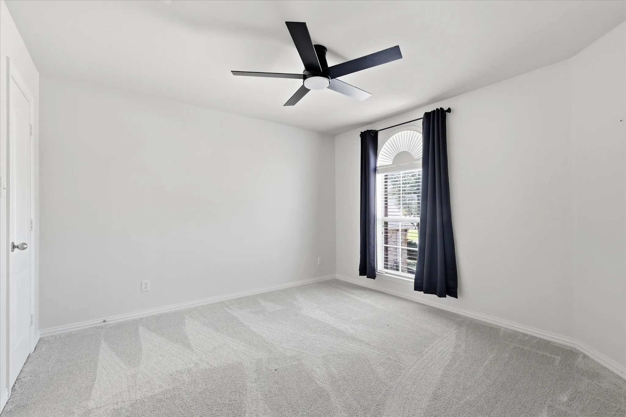 Arched window with blinds