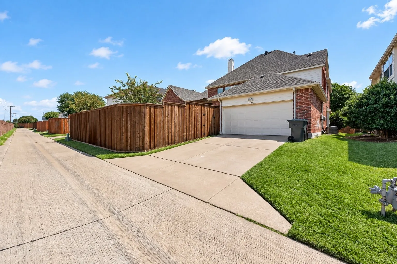 Single Family Residence For Sale in Collin County , 4409 Benton Elm Drive, Plano, Texas 75024, 4 Bedroom, 4 Bathroom, 3 Garage spaces, 3,713 Sqft, built in 2001, mls#21381815, Real Estate Agent in Plano, Homes For Sale in Collin county, Homes For Sale in Plano, Realtor in Plano Texas, Real Estate Brokerage Independent Realty Texas, Luminita Cordes Realtor