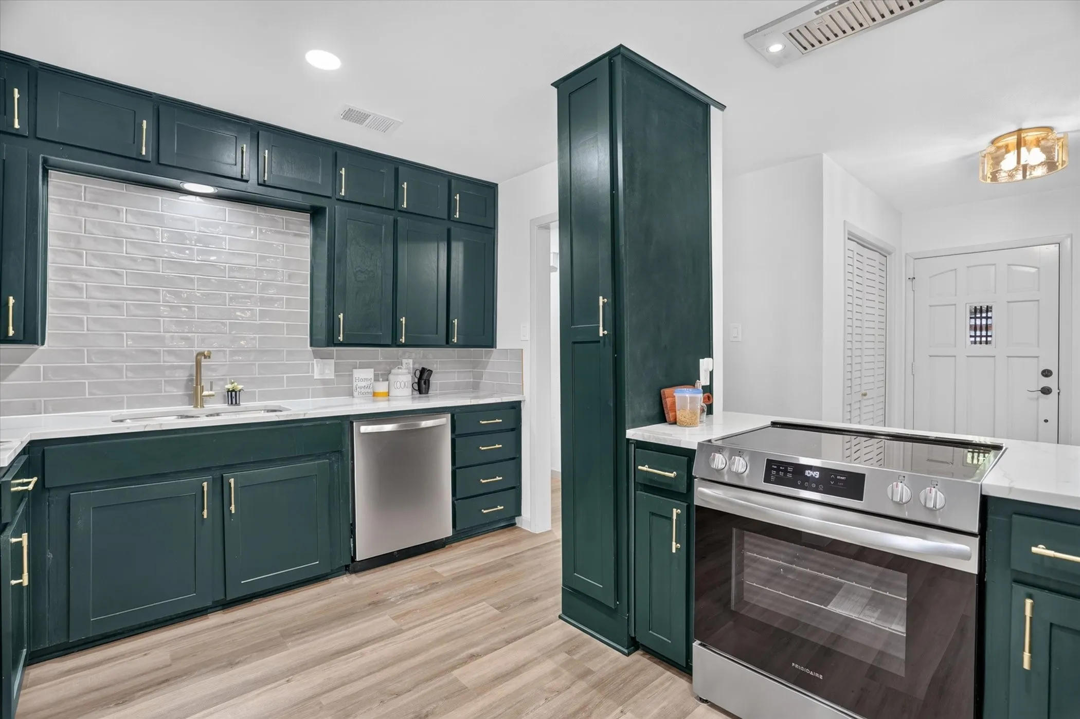 Single Family Residence For Sale in Tarrant County , 5817 Stone Drive, North Richland Hills, Texas 76180, 3 Bedroom, 2 Bathroom, 2 Garage spaces, 1,662 Sqft, built in 1976, mls#21384070, Real Estate Agent in North Richland Hills, Homes For Sale in Tarrant county, Homes For Sale in North Richland Hills, Realtor in North Richland Hills Texas, Real Estate Brokerage Independent Realty Texas, Luminita Cordes Realtor