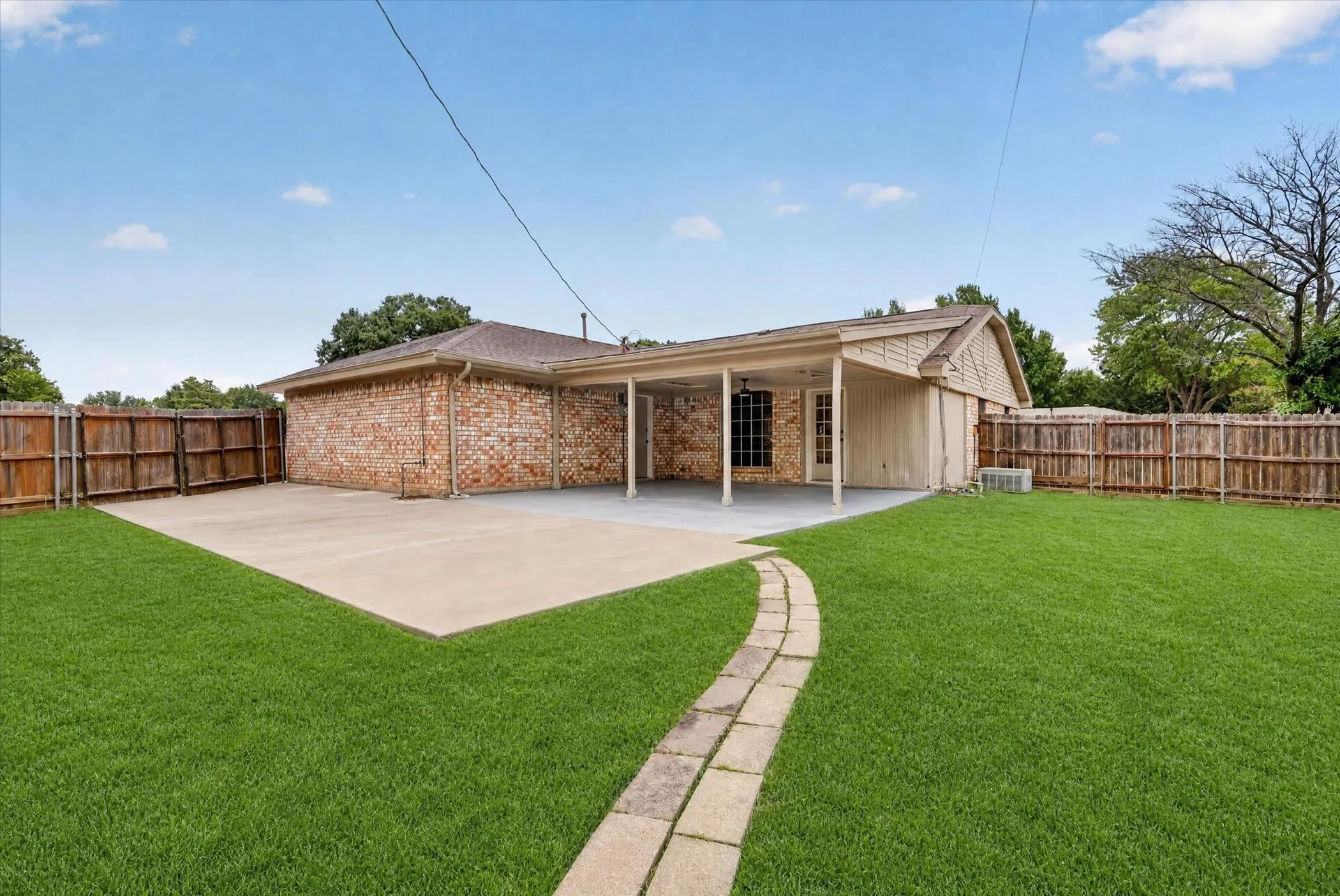 Single Family Residence For Sale in Tarrant County , 5817 Stone Drive, North Richland Hills, Texas 76180, 3 Bedroom, 2 Bathroom, 2 Garage spaces, 1,662 Sqft, built in 1976, mls#21384070, Real Estate Agent in North Richland Hills, Homes For Sale in Tarrant county, Homes For Sale in North Richland Hills, Realtor in North Richland Hills Texas, Real Estate Brokerage Independent Realty Texas, Luminita Cordes Realtor