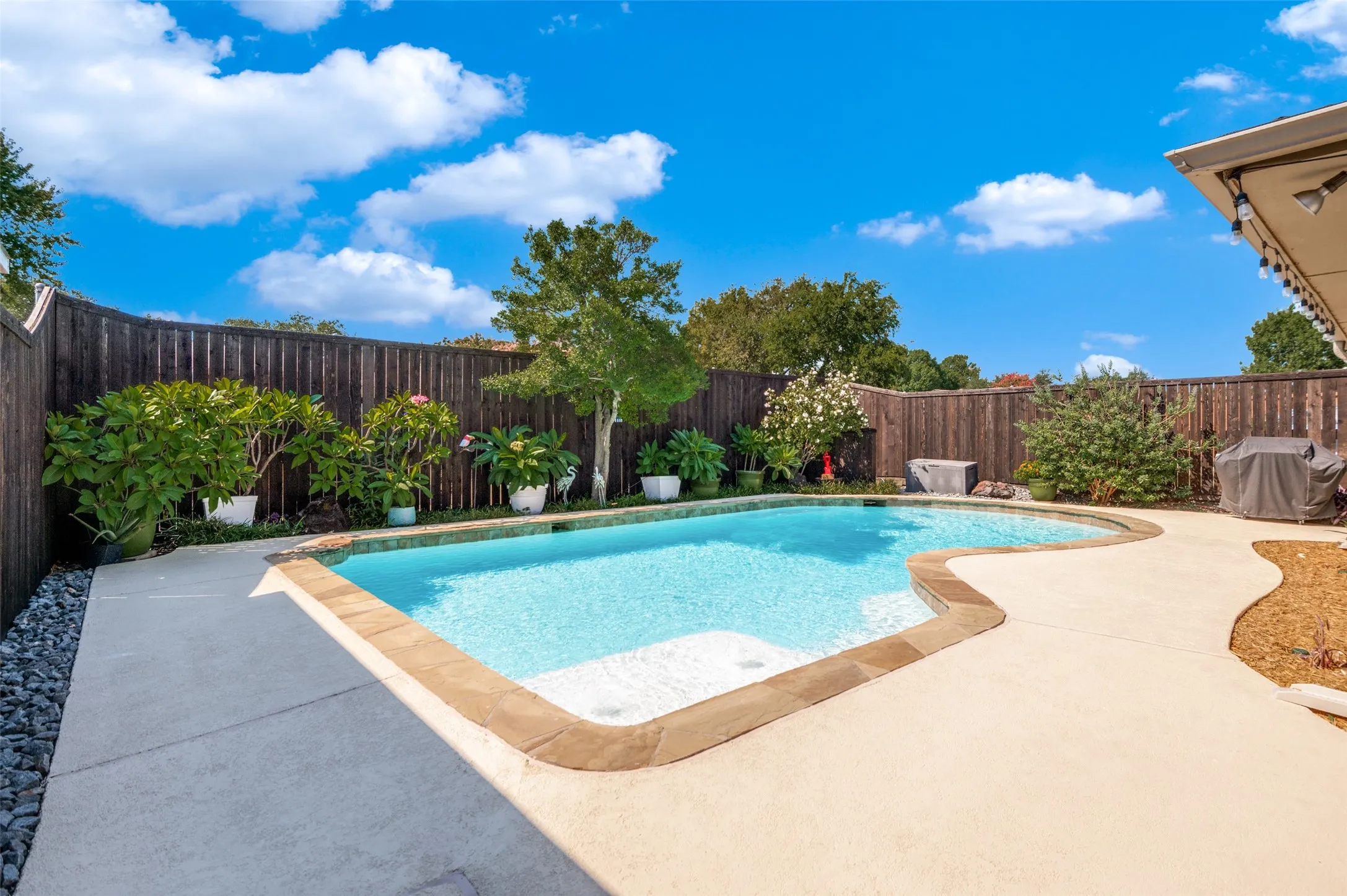 Single Family Residence For Sale in Collin County , 2420 Windsor Place, Plano, Texas 75075, 4 Bedroom, 3 Bathroom, 2 Garage spaces, 2,394 Sqft, built in 1972, mls#21381345, Real Estate Agent in Plano, Homes For Sale in Collin county, Homes For Sale in Plano, Realtor in Plano Texas, Real Estate Brokerage Independent Realty Texas, Luminita Cordes Realtor