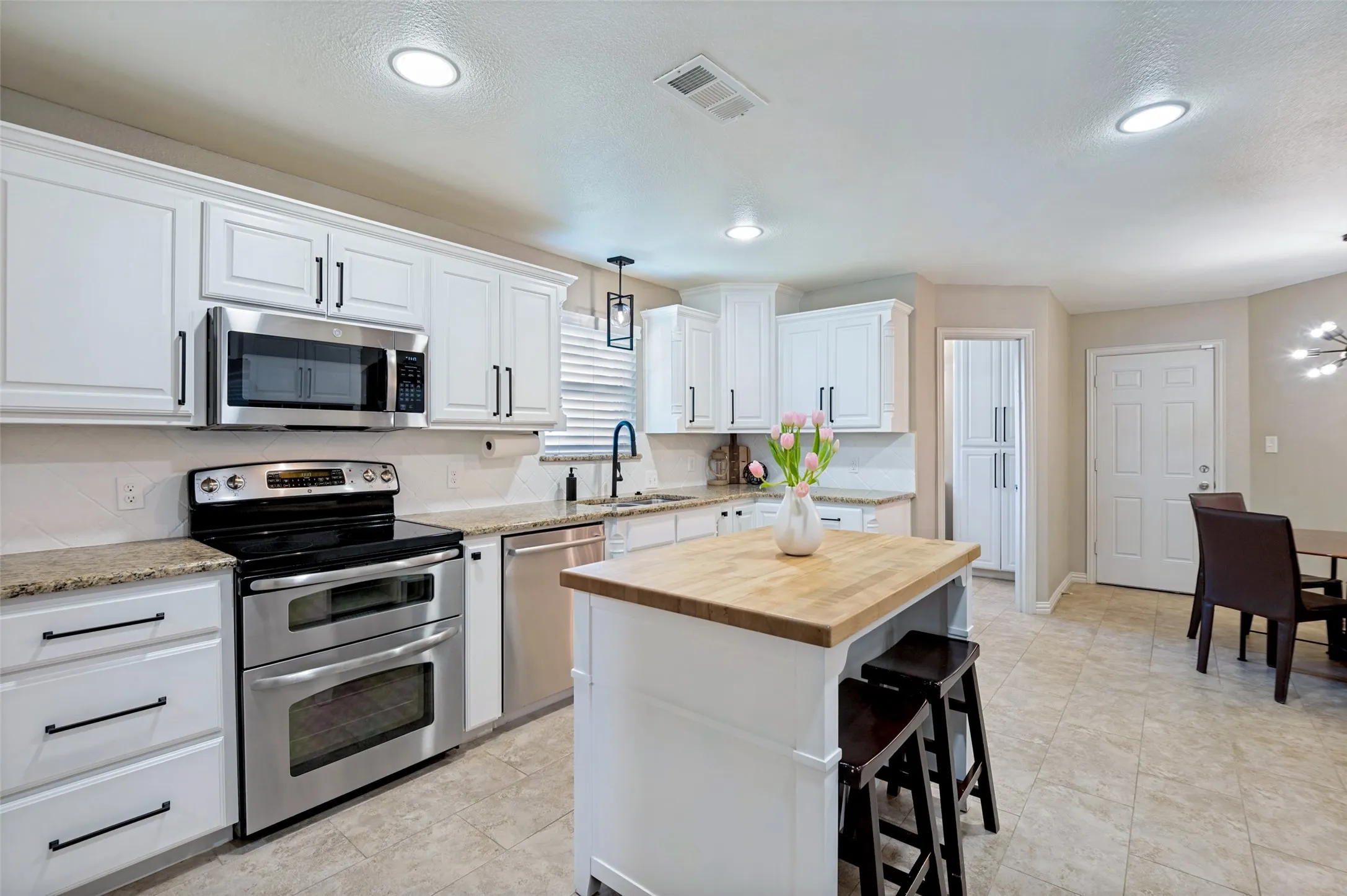 Single Family Residence For Sale in Collin County , 2420 Windsor Place, Plano, Texas 75075, 4 Bedroom, 3 Bathroom, 2 Garage spaces, 2,394 Sqft, built in 1972, mls#21381345, Real Estate Agent in Plano, Homes For Sale in Collin county, Homes For Sale in Plano, Realtor in Plano Texas, Real Estate Brokerage Independent Realty Texas, Luminita Cordes Realtor