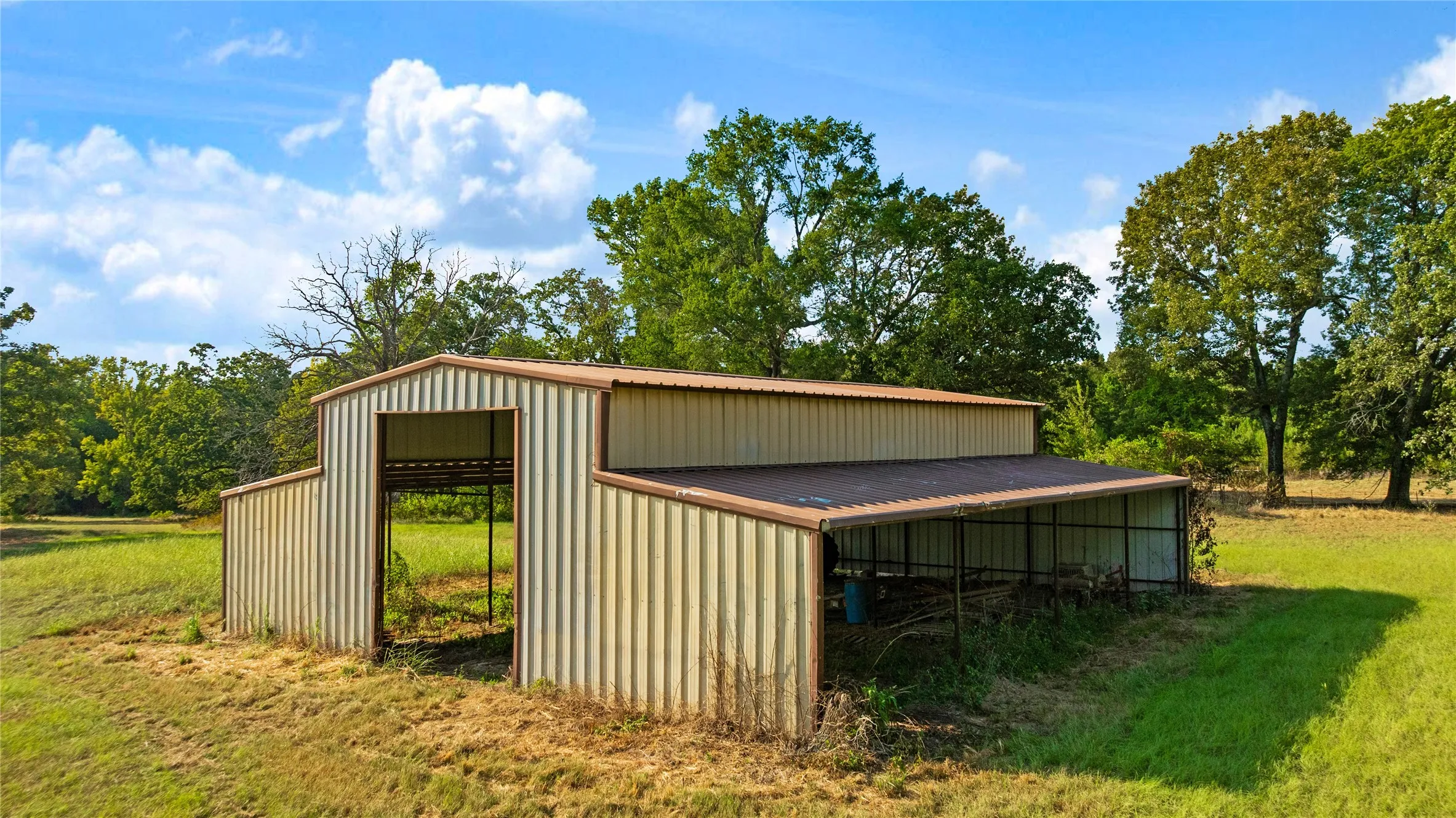 Farm For Sale in Lamar County , 6517 County Road 45600, Blossom, Texas 75416, 3 Bedroom, 2 Bathroom, Garage spaces, 1,143 Sqft, built in 1984, mls#21381147, Real Estate Agent in Blossom, Homes For Sale in Lamar county, Homes For Sale in Blossom, Realtor in Blossom Texas, Real Estate Brokerage Independent Realty Texas, Luminita Cordes Realtor