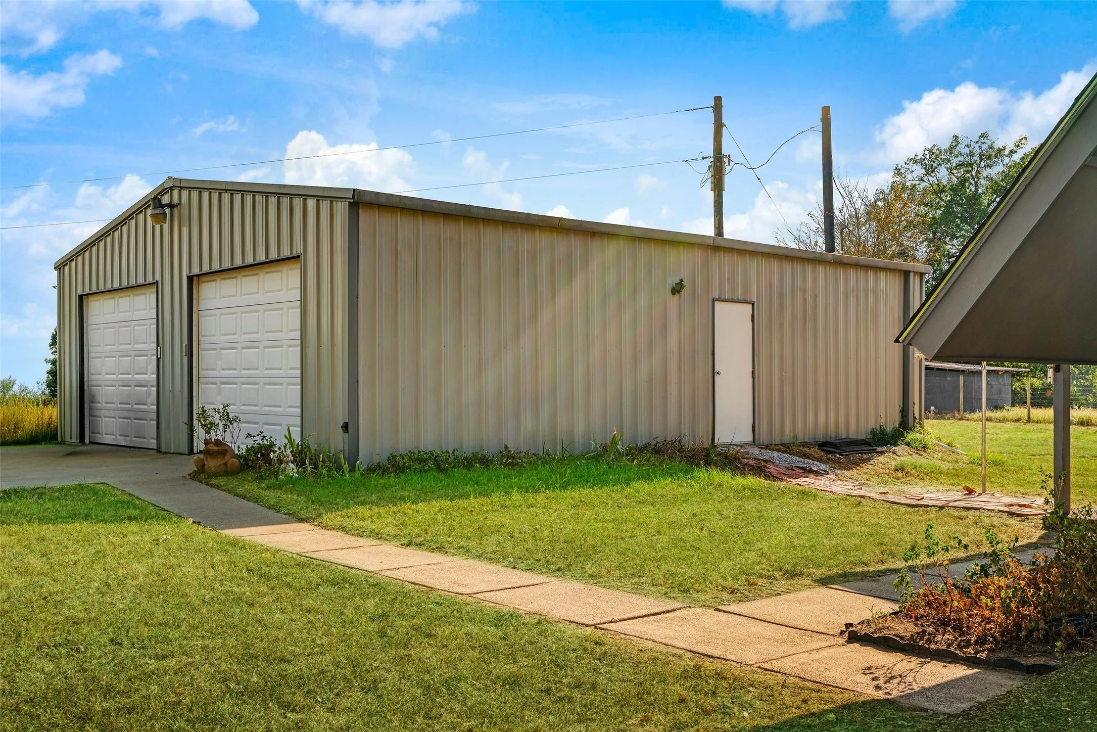 Farm For Sale in Lamar County , 6517 County Road 45600, Blossom, Texas 75416, 3 Bedroom, 2 Bathroom, Garage spaces, 1,143 Sqft, built in 1984, mls#21381147, Real Estate Agent in Blossom, Homes For Sale in Lamar county, Homes For Sale in Blossom, Realtor in Blossom Texas, Real Estate Brokerage Independent Realty Texas, Luminita Cordes Realtor
