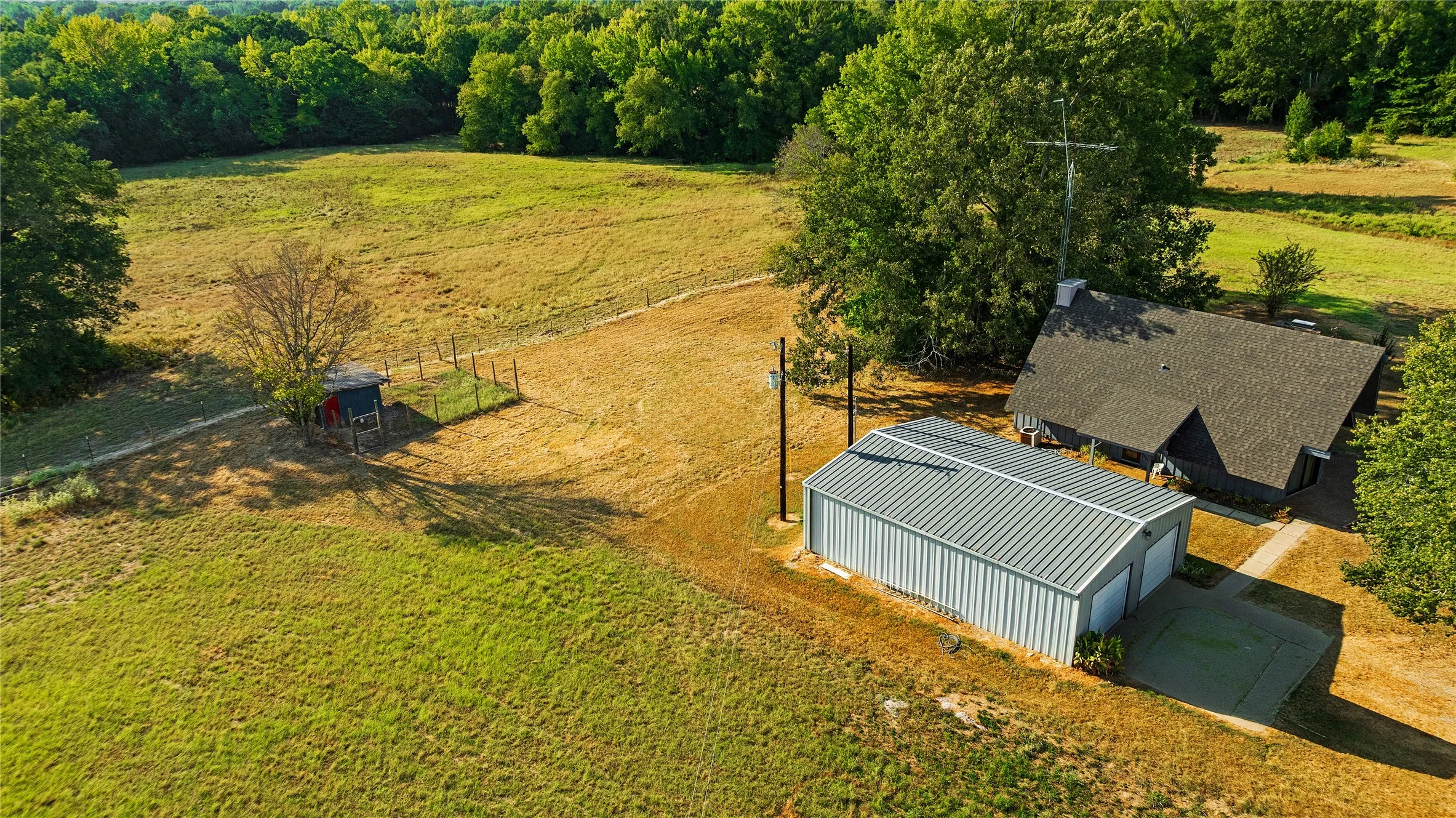 Farm For Sale in Lamar County , 6517 County Road 45600, Blossom, Texas 75416, 3 Bedroom, 2 Bathroom, Garage spaces, 1,143 Sqft, built in 1984, mls#21381147, Real Estate Agent in Blossom, Homes For Sale in Lamar county, Homes For Sale in Blossom, Realtor in Blossom Texas, Real Estate Brokerage Independent Realty Texas, Luminita Cordes Realtor