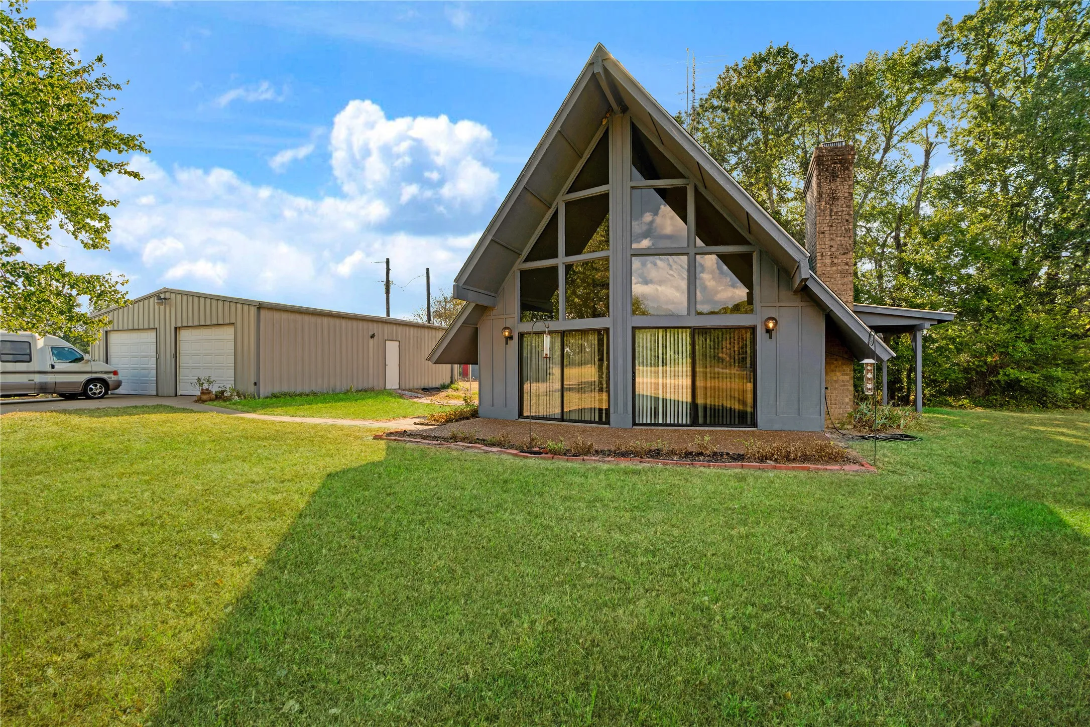 Farm For Sale in Lamar County , 6517 County Road 45600, Blossom, Texas 75416, 3 Bedroom, 2 Bathroom, Garage spaces, 1,143 Sqft, built in 1984, mls#21381147, Real Estate Agent in Blossom, Homes For Sale in Lamar county, Homes For Sale in Blossom, Realtor in Blossom Texas, Real Estate Brokerage Independent Realty Texas, Luminita Cordes Realtor