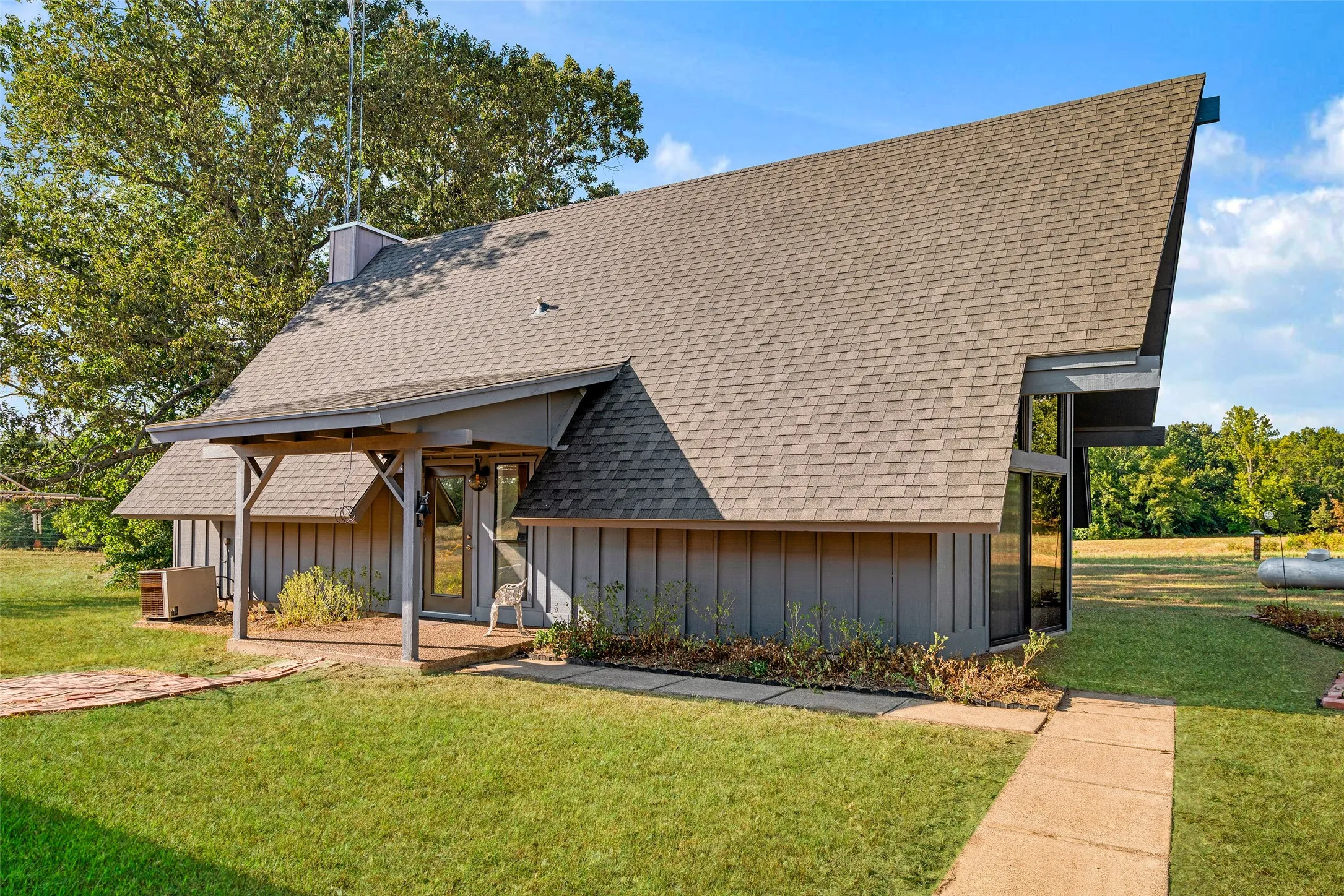 Farm For Sale in Lamar County , 6517 County Road 45600, Blossom, Texas 75416, 3 Bedroom, 2 Bathroom, Garage spaces, 1,143 Sqft, built in 1984, mls#21381147, Real Estate Agent in Blossom, Homes For Sale in Lamar county, Homes For Sale in Blossom, Realtor in Blossom Texas, Real Estate Brokerage Independent Realty Texas, Luminita Cordes Realtor