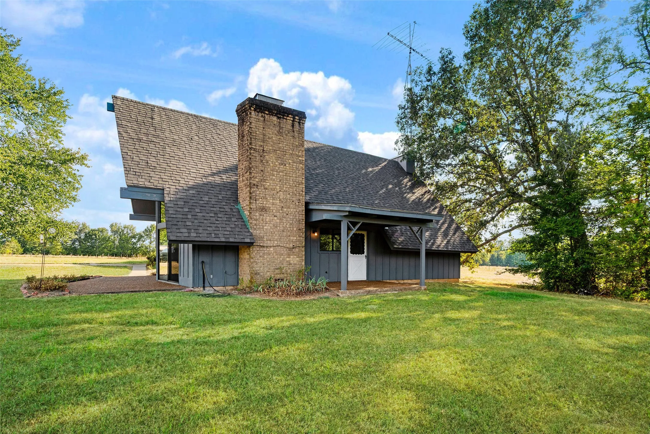 Farm For Sale in Lamar County , 6517 County Road 45600, Blossom, Texas 75416, 3 Bedroom, 2 Bathroom, Garage spaces, 1,143 Sqft, built in 1984, mls#21381147, Real Estate Agent in Blossom, Homes For Sale in Lamar county, Homes For Sale in Blossom, Realtor in Blossom Texas, Real Estate Brokerage Independent Realty Texas, Luminita Cordes Realtor