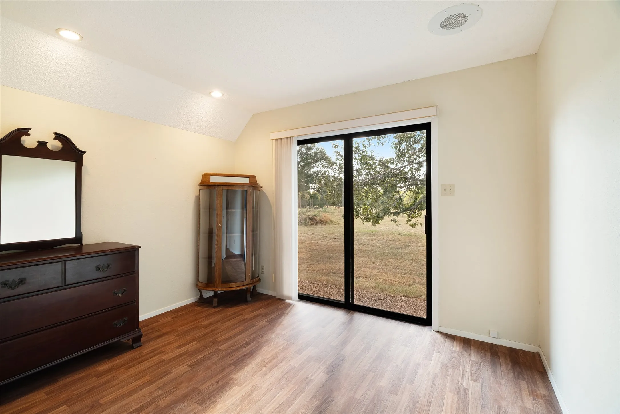 Farm For Sale in Lamar County , 6517 County Road 45600, Blossom, Texas 75416, 3 Bedroom, 2 Bathroom, Garage spaces, 1,143 Sqft, built in 1984, mls#21381147, Real Estate Agent in Blossom, Homes For Sale in Lamar county, Homes For Sale in Blossom, Realtor in Blossom Texas, Real Estate Brokerage Independent Realty Texas, Luminita Cordes Realtor
