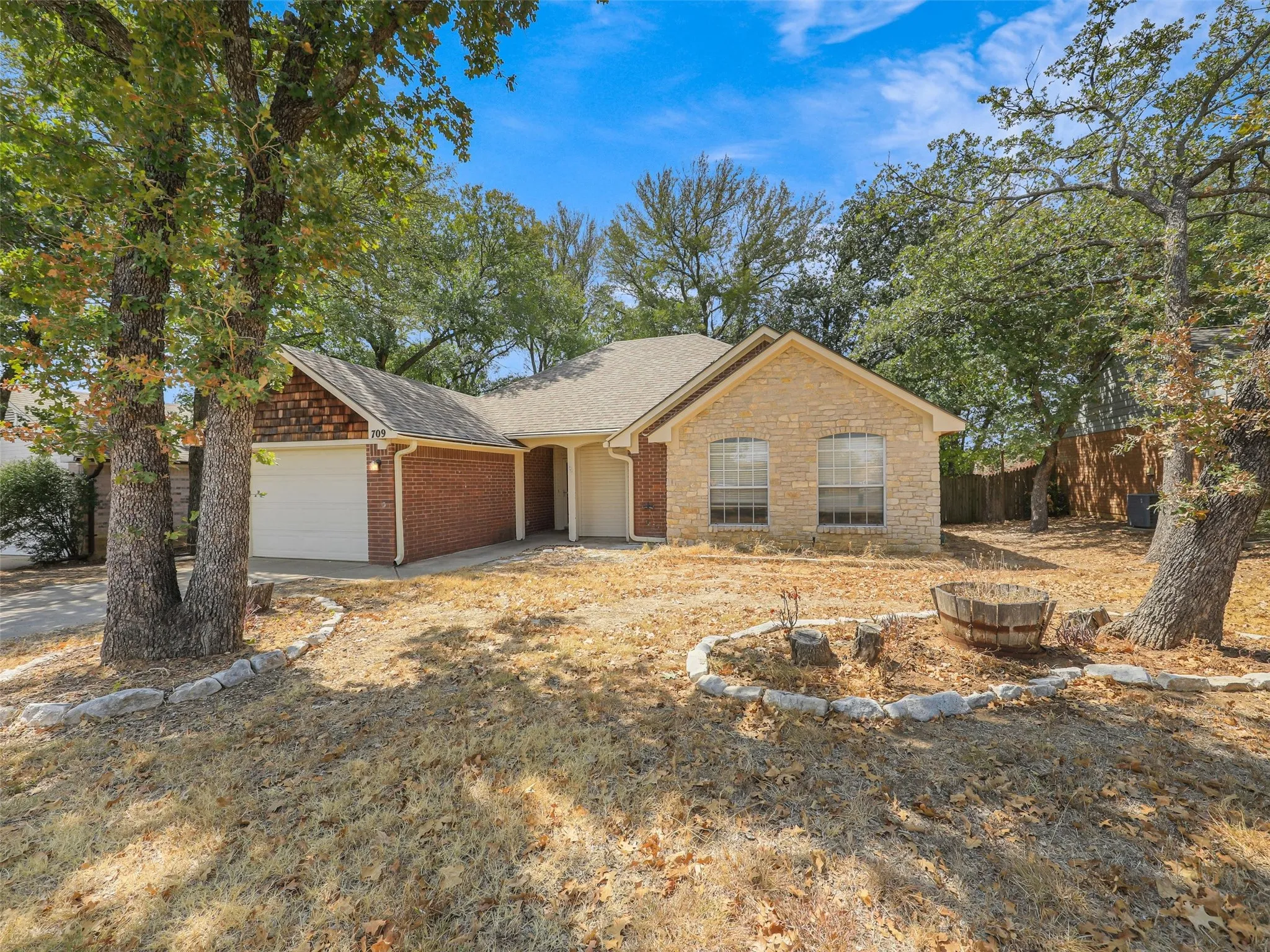 Single Family Residence For Sale in Denton County , 709 Mack Drive, Denton, Texas 76209, 2 Bedroom, 2 Bathroom, 1 Garage spaces, 1,305 Sqft, built in 1995, mls#21382748, Real Estate Agent in Denton, Homes For Sale in Denton county, Homes For Sale in Denton, Realtor in Denton Texas, Real Estate Brokerage Independent Realty Texas, Luminita Cordes Realtor